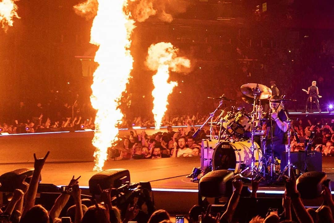 のインスタグラム：「🔥🔥🔥  #Metallica #M72Amsterdam #MetOnTour  📸 @brettmurrayphotography」