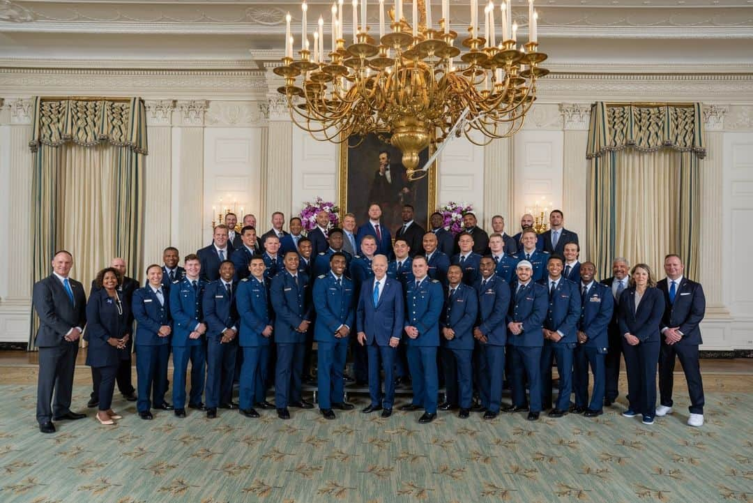 The White Houseさんのインスタグラム写真 - (The White HouseInstagram)「Today, President Biden presented the Commander-in-Chief’s trophy to the Air Force Falcons at the White House.」4月29日 6時30分 - whitehouse