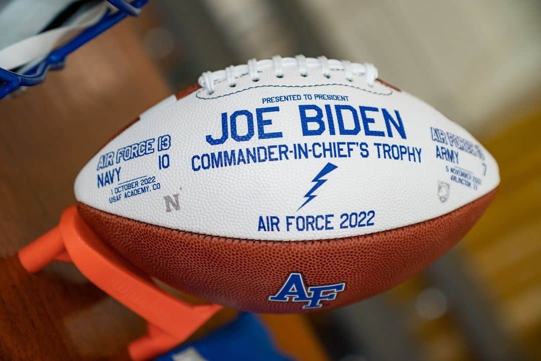 The White Houseさんのインスタグラム写真 - (The White HouseInstagram)「Today, President Biden presented the Commander-in-Chief’s trophy to the Air Force Falcons at the White House.」4月29日 6時30分 - whitehouse