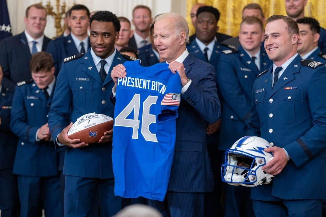 The White Houseさんのインスタグラム写真 - (The White HouseInstagram)「Today, President Biden presented the Commander-in-Chief’s trophy to the Air Force Falcons at the White House.」4月29日 6時30分 - whitehouse