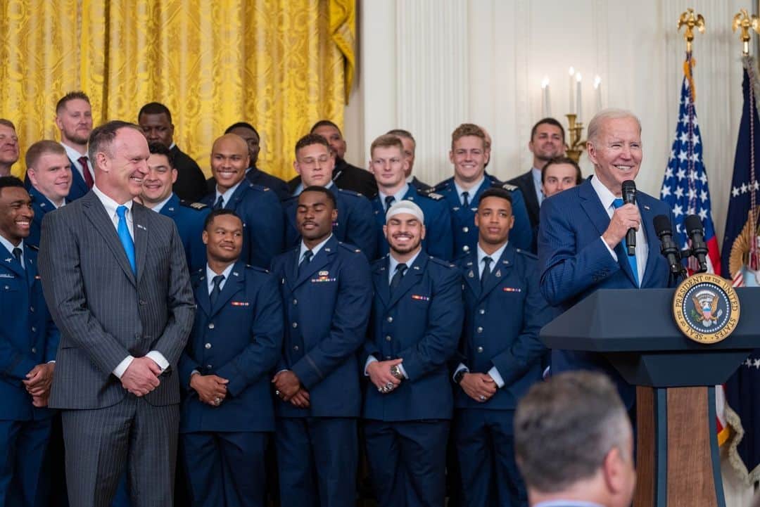 The White Houseさんのインスタグラム写真 - (The White HouseInstagram)「Today, President Biden presented the Commander-in-Chief’s trophy to the Air Force Falcons at the White House.」4月29日 6時30分 - whitehouse