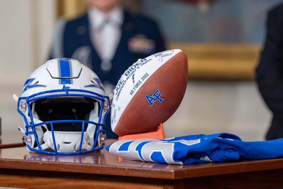 The White Houseさんのインスタグラム写真 - (The White HouseInstagram)「Today, President Biden presented the Commander-in-Chief’s trophy to the Air Force Falcons at the White House.」4月29日 6時30分 - whitehouse
