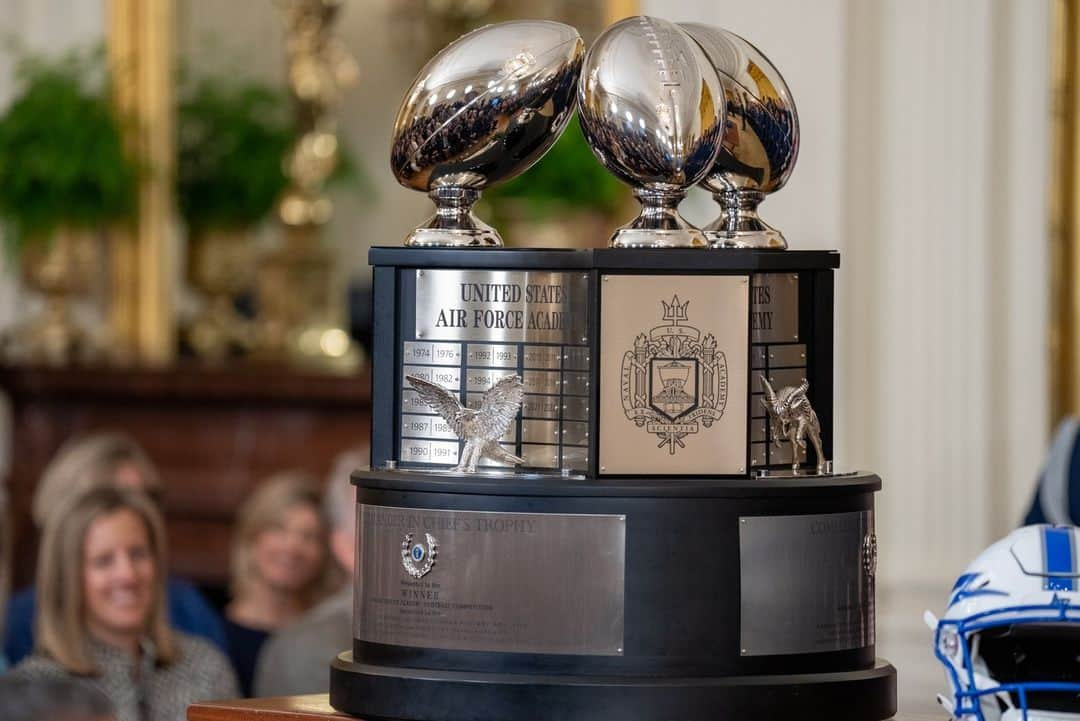 The White Houseさんのインスタグラム写真 - (The White HouseInstagram)「Today, President Biden presented the Commander-in-Chief’s trophy to the Air Force Falcons at the White House.」4月29日 6時30分 - whitehouse