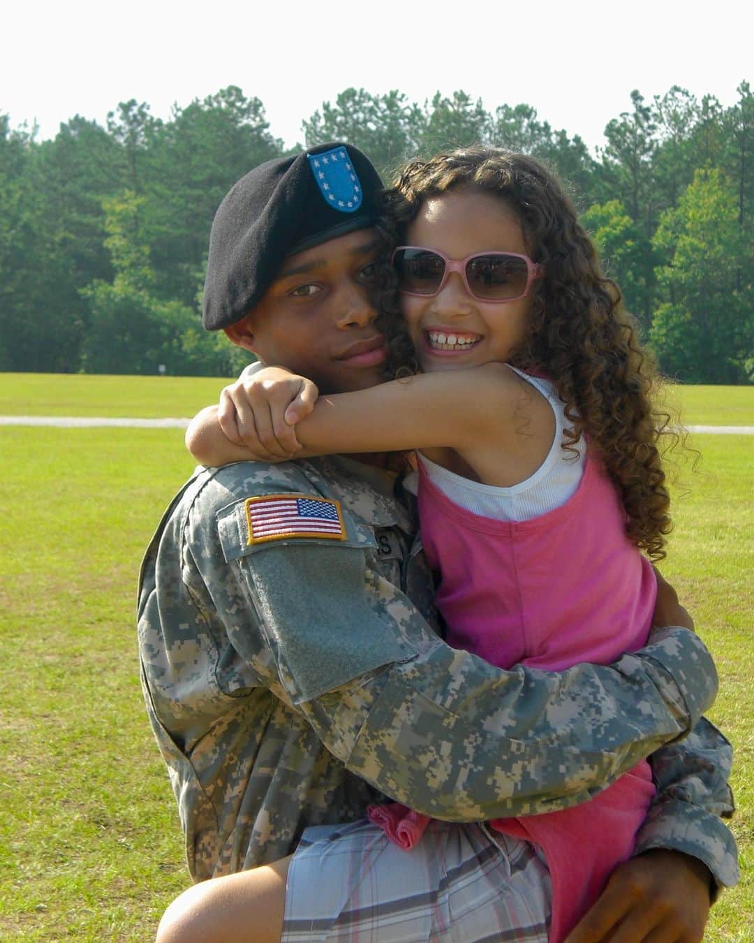 マディソン・ペティスのインスタグラム：「How it started —> How it’s going 🥹 Celebrating my brother becoming First Sergeant 💚」