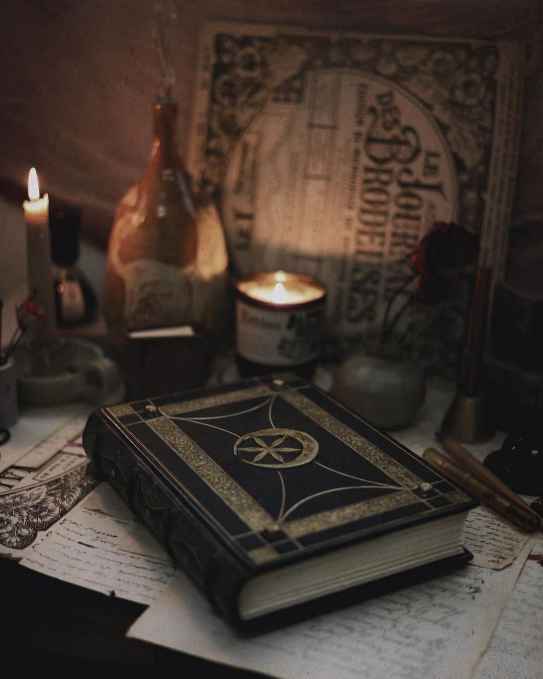 Catharine Mi-Sookさんのインスタグラム写真 - (Catharine Mi-SookInstagram)「A dark and drizzly Friday makes for candles and a welcome coziness. I’ve always loved the steadiness of a gentle rain. It feels like comfort food. I noticed today how something that was once intrinsically familiar and free felt stifled and stuffy and I couldn’t wait to move away from it. It’s funny how sometimes we don’t even notice how much we’ve changed until we walk into a familiarity that has been long outgrown. Shake the dust off, an ongoing theme. I suppose I let it wash off instead as I grabbed my hoodie and went for a stroll. I liked the feeling of raindrops on my face. Yes, springtime is still here with its newness and refreshment. I am grateful for this. The weekend is here too, a wondrous pause, and I cannot wait for our adventures and restfulness alike. What about you? What are you all getting into?」4月29日 6時37分 - catharinemisook