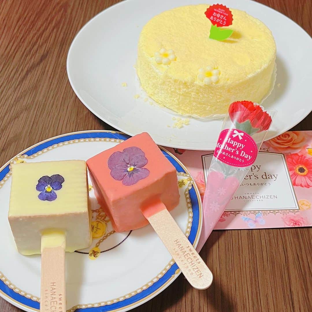 小川満鈴さんのインスタグラム写真 - (小川満鈴Instagram)「❀ @sweetshanaechizen さんのスイーツセット🍰✨  天使のドゥーブルフロマージュは2種類のチーズケーキでラズベリージャムも入ってて濃厚で美味しかったなぁ。 エディブルフラワーロリポップはアイスクリームみたいなデザインでめっちゃ可愛い。  もうすぐ母の日だから🎁💐 カードとミニカーネーションもついてるよ♡  PR @sweetshanaechizen #hanaechizen #花えちぜん #フロマージュ #母の日スイーツ #カヌレ #お花スイーツ #バースデーケーキ #sweetshanaechizen #母の日ギフト #母の日 #ケーキ #スイーツ部 #スイーツ女子 #スイーツ好き #スイーツ #デザート #おやつ」4月29日 6時37分 - ogawan_sailormoon