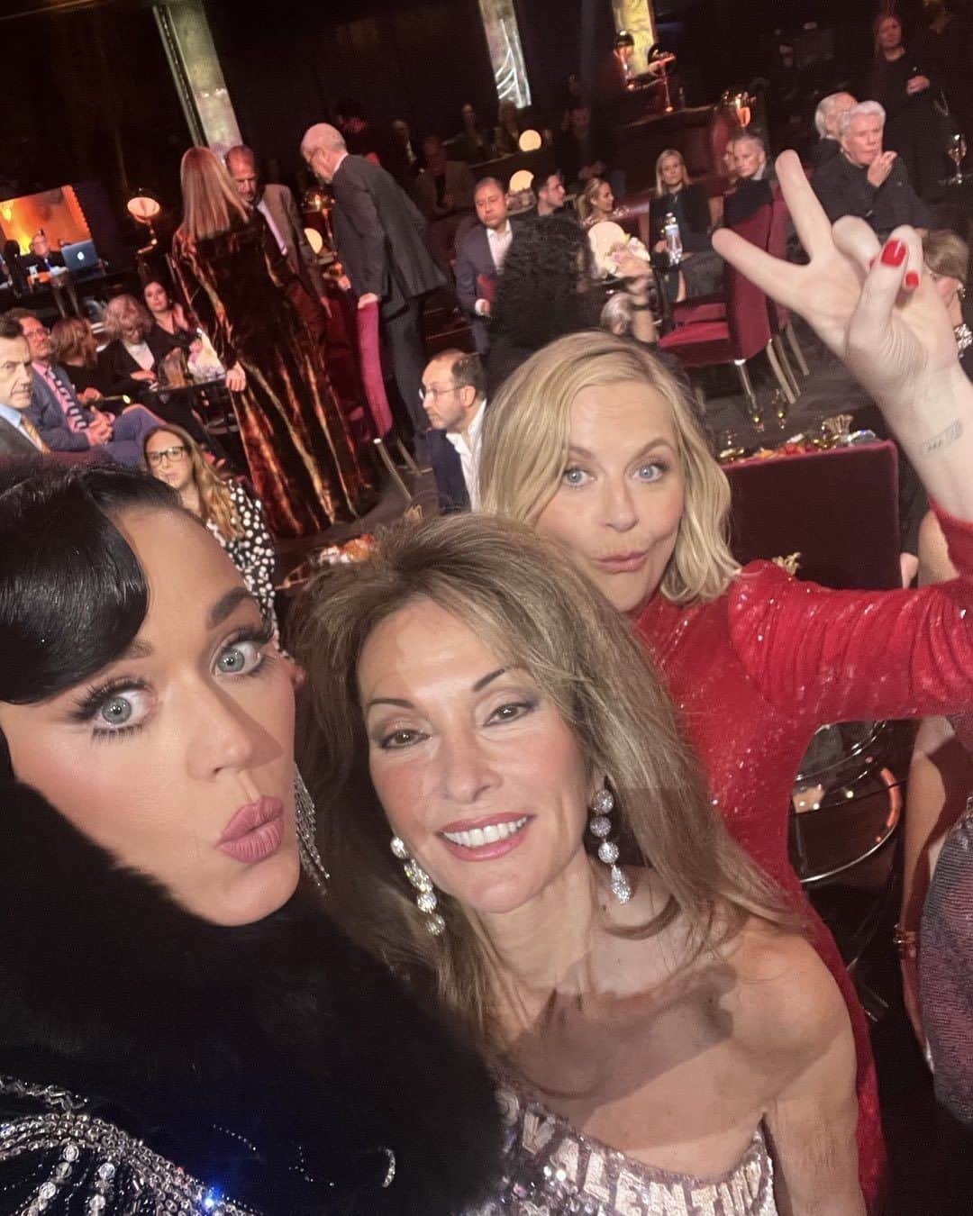 スーザン・ルッチのインスタグラム：「Fabulous Katy Perry and Amy Poehler photo-bombing?😂😂😂💖💖💖 #pre-showfun」
