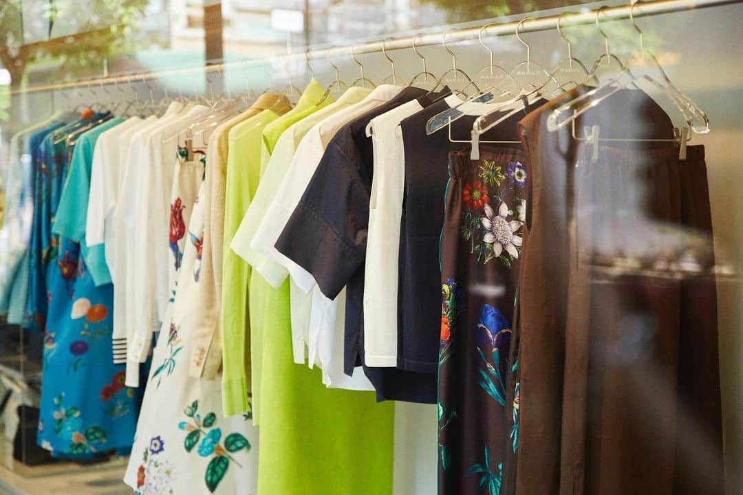 のインスタグラム：「CABaN GINZA 4.21 FRI. OPEN  〈 CABaN 〉が 2023年4月21日（金）、銀座中央通りにオープン。  性別や年齢・国籍も超えて着る人の個性をさらに引き出す〈 CABaN 〉。 シンプルで遊び心のある色鮮やかなウエア・グッズのほか、 ブランド5周年の今年実現した、インテリアデザイナー Patricia Urquiola（パトリシア・ウルキオラ）とのシグネチャーコレクション〈CABaN by Patricia Urquiola〉のバッグ・シューズコレクションも揃います。  -Information-  4月21日（金）から4月30日（日）までの期間、トゥモローランドメンバーズカードプラスポイントフェアを開催いたします。 メンバーズ会員のお客様には、通常のポイントにプラス5％を加算させていただきます。 期間中、新規ご入会のお客様にはポイント率7％が付与されます。 ※お誕生日月プラスポイントとの併用はできません。  キャバン 銀座店 東京都中央区銀座5-7-10 イグジットメルサ 1F 03-6274-6074 営業時間 11:00-20:00  #caban #caban_jp #キャバン」