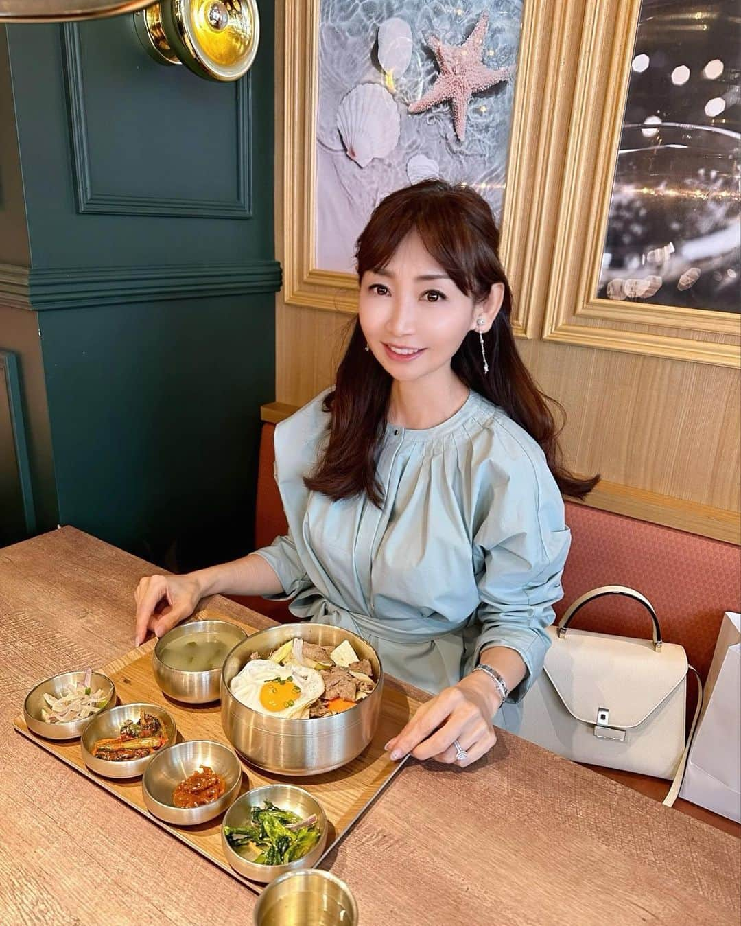 長谷川夕希子さんのインスタグラム写真 - (長谷川夕希子Instagram)「お料理はもちろん 店内も映え映えの お洒落韓国料理🇰🇷 @pungumu_shibuya  さんでランチ😋🥢💞  おしゃれ女子が店内に いっぱい😊✨  私は彩り綺麗でヘルシーなビビンバを美味しく頂きました😋  生エビの醤油漬け定食 カンジャンセウ パプサンもかなり人気みたいだから次回は食べたいな😊💓  プングム渋谷センター街 @pungumu_shibuya   東京都渋谷区宇田川町３０−７ ２F  📞 03-6427-8535  #韓国ランチ  #韓国料理屋  #渋谷グルメ  #渋谷ランチ  #渋谷ディナー  #映えグルメ  #映え料理  #アラフォーライフ #アラフィフライフ #美魔女 #大人女子」4月29日 6時46分 - yukikogabby