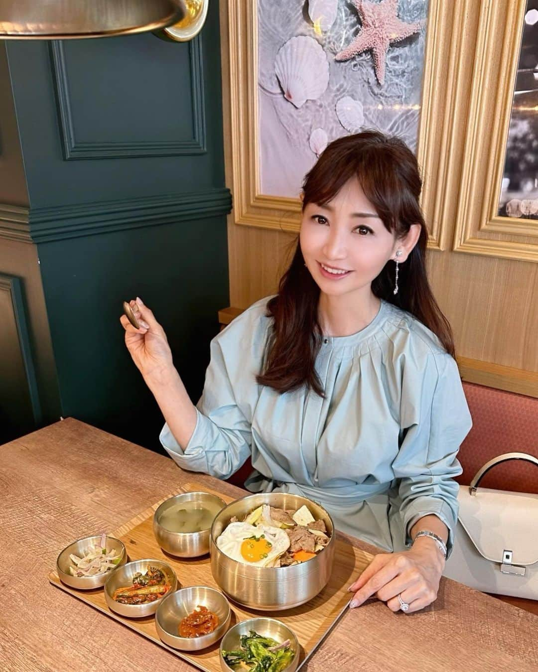 長谷川夕希子さんのインスタグラム写真 - (長谷川夕希子Instagram)「お料理はもちろん 店内も映え映えの お洒落韓国料理🇰🇷 @pungumu_shibuya  さんでランチ😋🥢💞  おしゃれ女子が店内に いっぱい😊✨  私は彩り綺麗でヘルシーなビビンバを美味しく頂きました😋  生エビの醤油漬け定食 カンジャンセウ パプサンもかなり人気みたいだから次回は食べたいな😊💓  プングム渋谷センター街 @pungumu_shibuya   東京都渋谷区宇田川町３０−７ ２F  📞 03-6427-8535  #韓国ランチ  #韓国料理屋  #渋谷グルメ  #渋谷ランチ  #渋谷ディナー  #映えグルメ  #映え料理  #アラフォーライフ #アラフィフライフ #美魔女 #大人女子」4月29日 6時46分 - yukikogabby