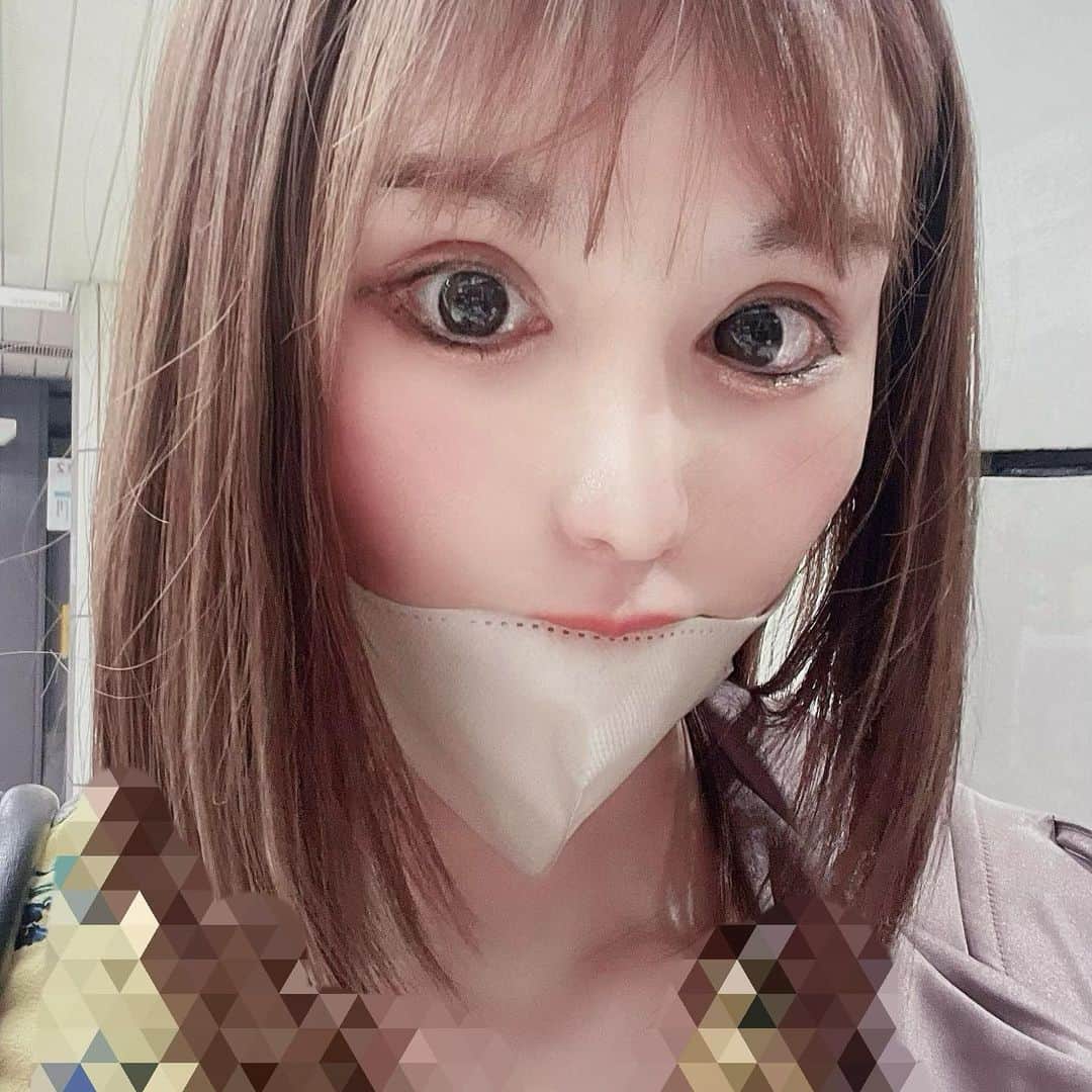 まさき沙耶のインスタグラム：「おはようございます💗ちょっと前のです🫨  最近前髪短くしてました🩶でもこれは風で飛ばされたからこう笑 3枚目はおでこ出してたときので怒ってるみたいな写真🤣  私のインスタって1枚1枚の明るさぐちゃぐちゃなことに気づいたけどもう手遅れ🤭  あ、前々回の動画の投稿お返事終わりました♡コメントとっても嬉しいです！ #followme #me」