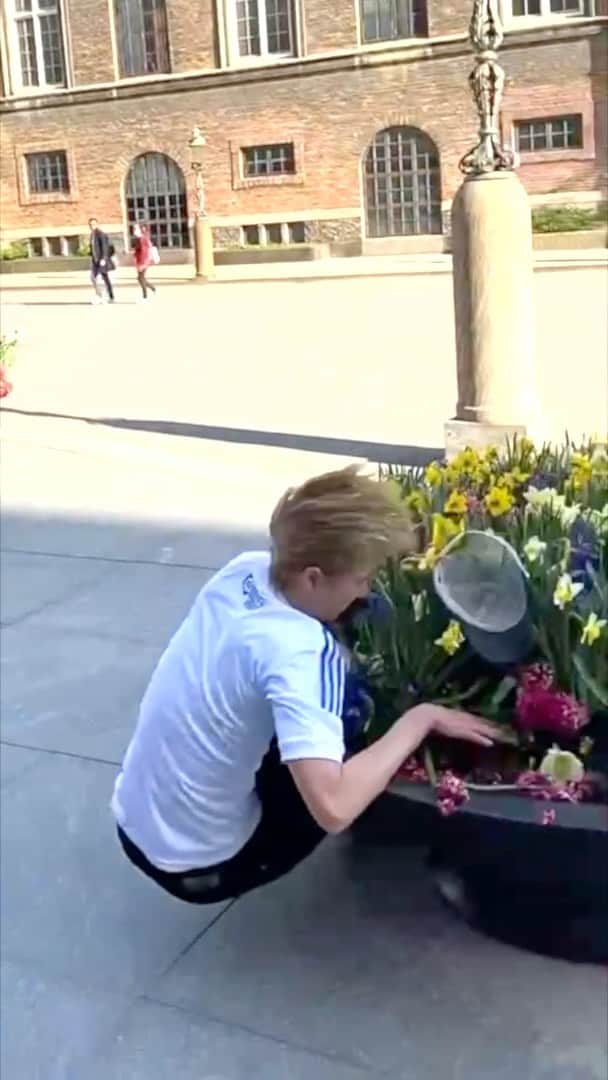 Hall Of Meatのインスタグラム：「Sometimes you just have to stop and smell the flowers. 💐 🌸  Vid from @oskar.pierri」