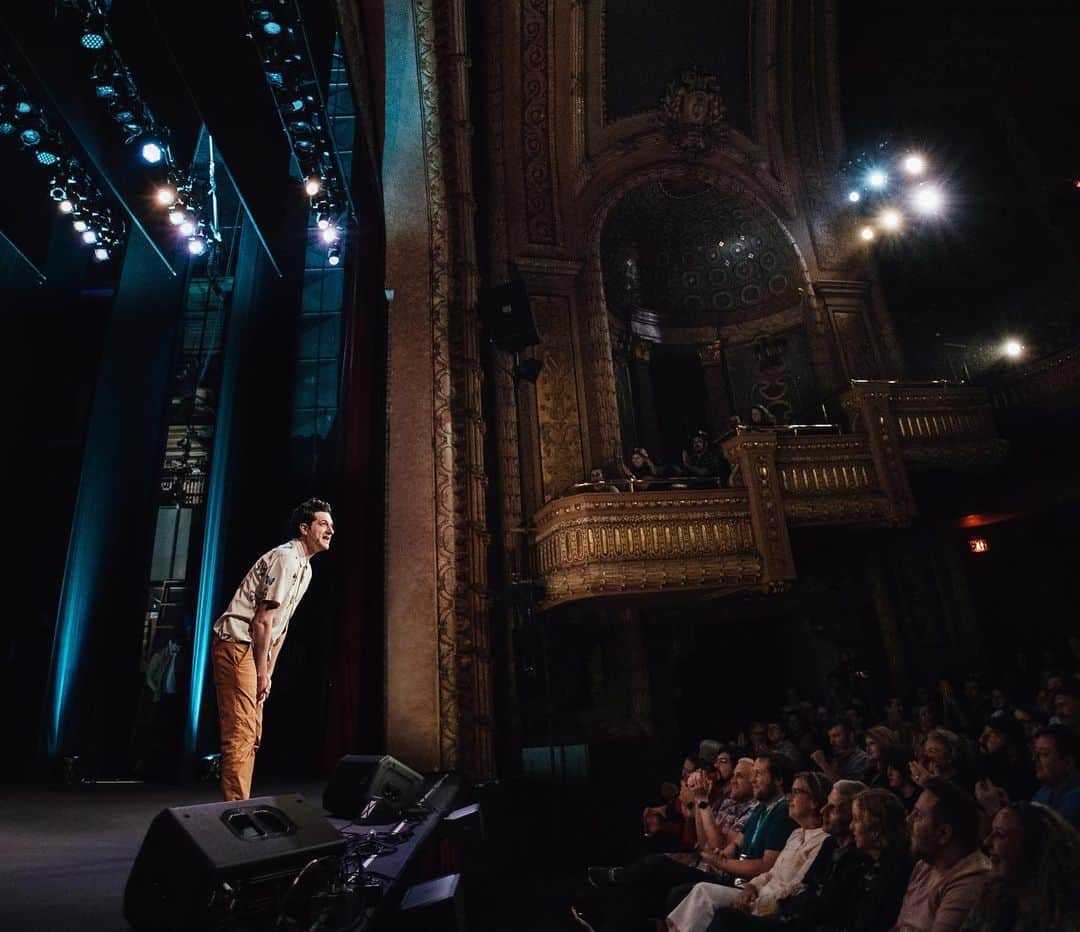 ベン・シュワルツのインスタグラム：「Pics from our Ben Schwartz & Friends shows in Austin with @jessjessmckenna, @drewtarver & @captdope.  📷: @RachelParkerPix!  Denver and Portland shows are coming up next! Go to Rejectedjokes.com/tour for tix.」