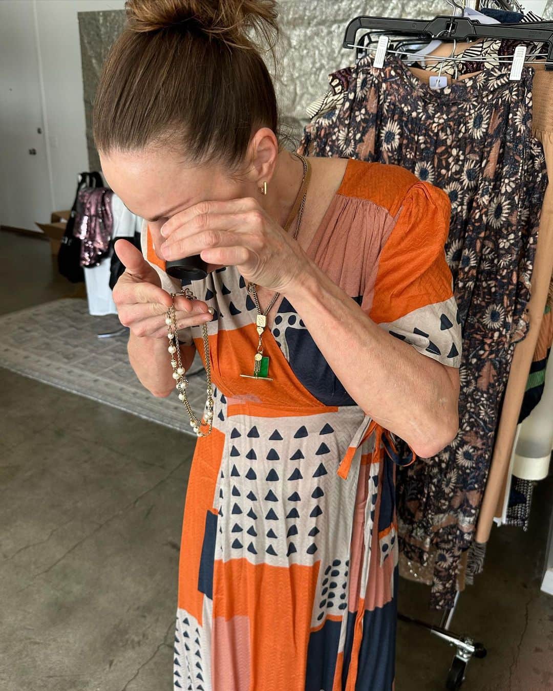 カレンザンボスビンテージクチュールのインスタグラム：「Detective KZ, making sure all the designer jewelry checks out for ya 🕵️‍♀️🧐👀✨💛 #luxuryaccessories #accessories #style #stylish #luxurylife #luxurystyle #designer #designerclothing #designeraccessories」