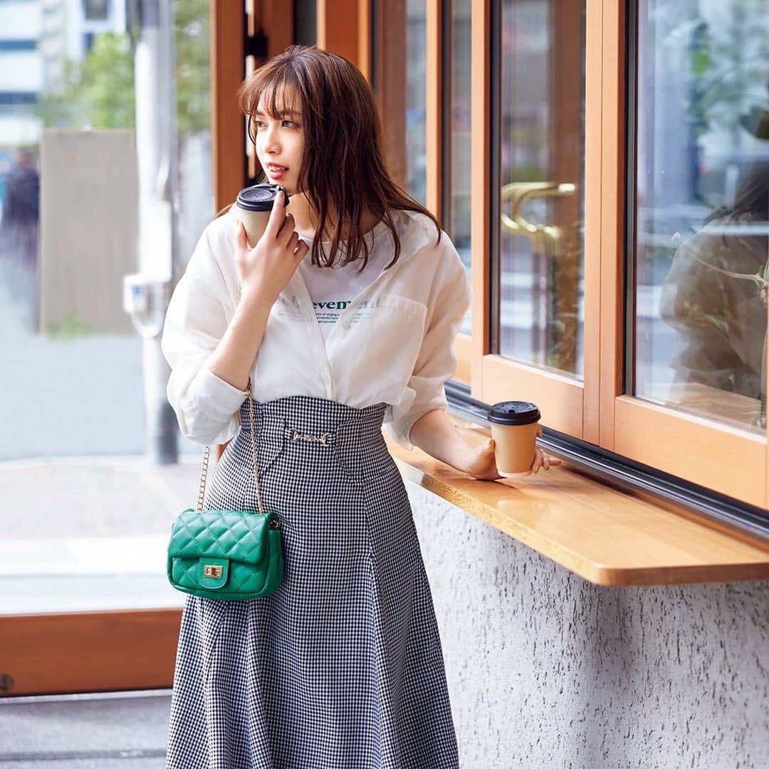 のインスタグラム：「4月29日《毎日レディコーデ》このコーデにときめいたら💐をください✨  ゴールデンウィーク初日♡ カジュアルアイテムを投入してリラクシーなスタイルに😊  アイテムの詳細はこちら💡  シャツ¥8,800 #リランドチュール  中に着たTシャツ¥3,590 #Isn’tShe?  チェック柄スカート¥9,790 #dazzlin  バッグ¥6,990 #クチュールブローチ  ☑️みんなのレディコーデ みなさんの今日のコーデを #みんなのレディコーデ をつけて投稿してください💖 素敵なコーデは、美人百花webサイト「美人百花.com」に掲載させていただきます。  #毎日レディ #今日のコーデ #今日のレディコーデ　#毎日レディコーデ  #宮田聡子　#連休コーデ」