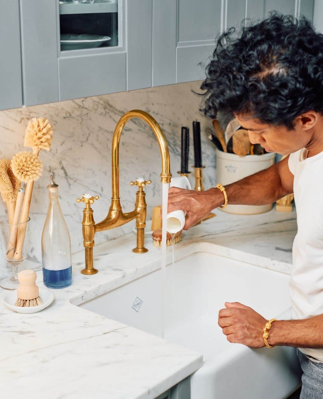 HGTVのインスタグラム：「As sweater season comes to a close, make sure your favorite pieces are fresh and clean before you pack them away 🫧⁠ ⁠ Rajiv Surendra (@rajivsurendra) proves that it's not only possible to wash your wool sweater at home, but it's remarkably easy.⁠ ⁠ Head to the #linkinbio for our step-by-step cleaning guide. #HGTVHowTo⁠ ⁠ 📸: @phillipreedphoto」