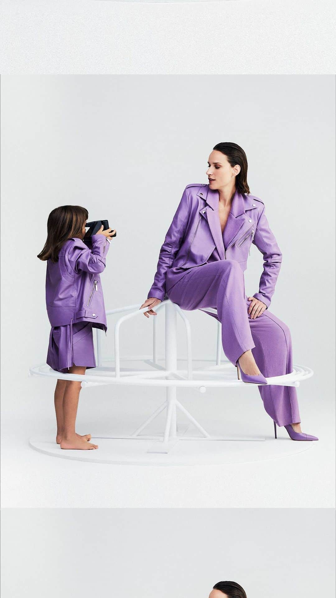 Schutzのインスタグラム：「Cool moms wear Schutz and the kids know it! Ao longo dessa campanha vocês vão acompanhar como as crianças enxergam as suas mães. Stay Tuned!  #Schutz #SchutzMom #SchutzMothersDay」