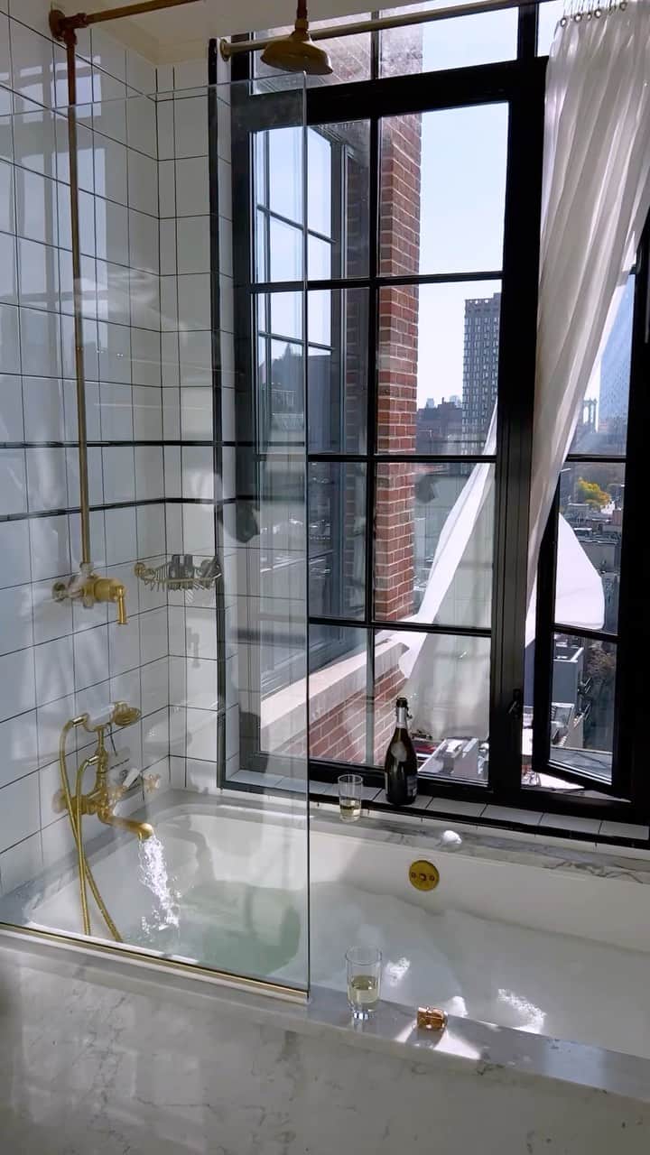 BEAUTIFUL HOTELSのインスタグラム：「@louisaws unwinds with the best city view from The Ludlow Hotel! 🛀 This luxurious hotel is nestled in the heart of New York City’s Lower East Side and offers guests breathtaking views of the city skyline from their rooms. 🏙️ From their chic decor to their top-notch amenities, The Ludlow Hotel is the perfect destination for anyone looking for a lavish getaway. ✨   Ready to book a stay?  📽 @louisaws 📍 @ludlowhotelnyc, New York City, USA 🎶 louisaws - Original audio」