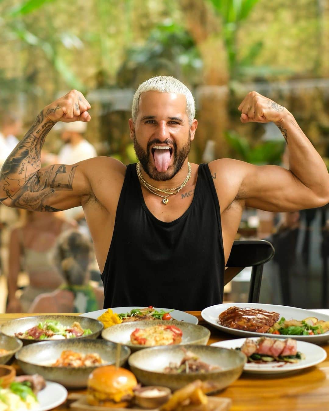 イタロ・フェレイラのインスタグラム：「Bem-vindos ao @oyakitchenbali   Um sonho tornado realidade, como um raio luminoso em uma tempestade de segundos. Foi assim que o OYÁ apareceu na minha vida.  Grato a Deus, em especial minha equipe que faz este lugar ser tão maravilhosa.   Em breve no Brasil 🙌」