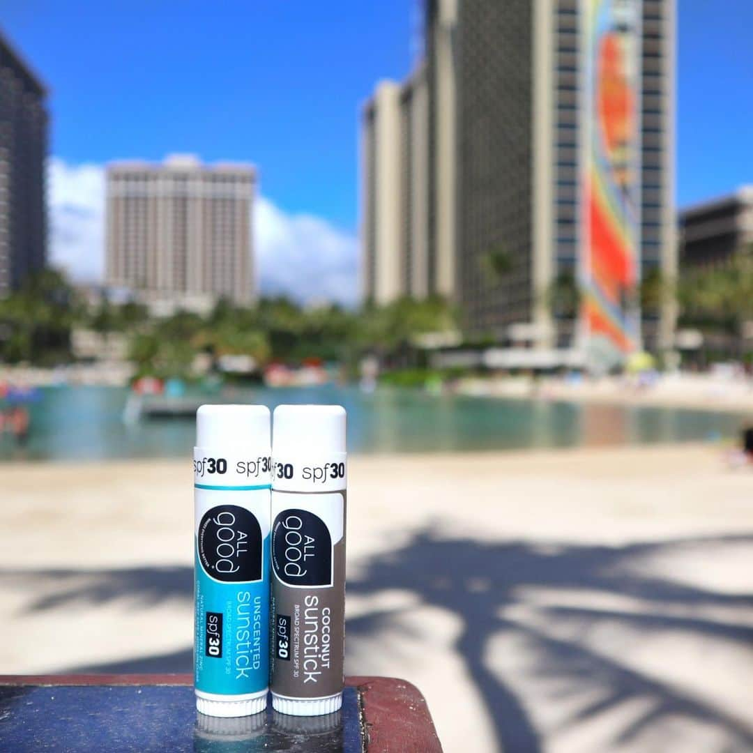 Belle Vie Hawaiiさんのインスタグラム写真 - (Belle Vie HawaiiInstagram)「. ALL Good Mineral Sunstick SPF30 日焼け止めスティックSPF30  日本の皆様は今日からGWが始まりましたね😊  アウトドアを楽しむ機会も多くなるこの時期、 忘れてはいけない必需品が日焼け止め☀️  人にも地球にも優しい自然派ブランドALL Goodのサンスティックは、 お顔にも体にも使える超おススメ品❣️  ホホバ、ココナッツ、アボカドオイルなどオーガニック認証成分とミネラルの融合で UVA、UVBなど有害な紫外線から お肌をしっかり守ってくれます😃  伸びが良く、 カサついたりベタついたりせずに なめらかにお肌に馴染み 80分間の耐水性もある優れもの💪 スティックなので手を汚さず使えるのも嬉しいですね💕  サンゴ礁に優しいリーフフレンドリー製品なので、 ここハワイでも安心してお使いいただけます🏖️🪸  無香料とココナッツの2種類から お選びいただけます。  ＼1万円以上購入で送料無料／ 本日最終日‼️ クーポンコード: FRS426 ご注文はプロフィールのリンクからどうぞ →@belleviehawaii  【ベルヴィー店頭情報】 営業時間: 午前10時〜午後8時　無休 店頭だけのお買い得商品多数有り 詳しくは店頭でお尋ねください  Open Daily 10:00am〜8:00pm Instagram in English  @belleviehawaii.en   #reeffriendlysunscreen  #mineralsunscreen  #日焼け止め  #サスティナブル  #サンゴに優しい日焼け止め  #オーガニックコスメ  #自然派コスメ  #サンスクリーン」4月29日 7時12分 - belleviehawaii