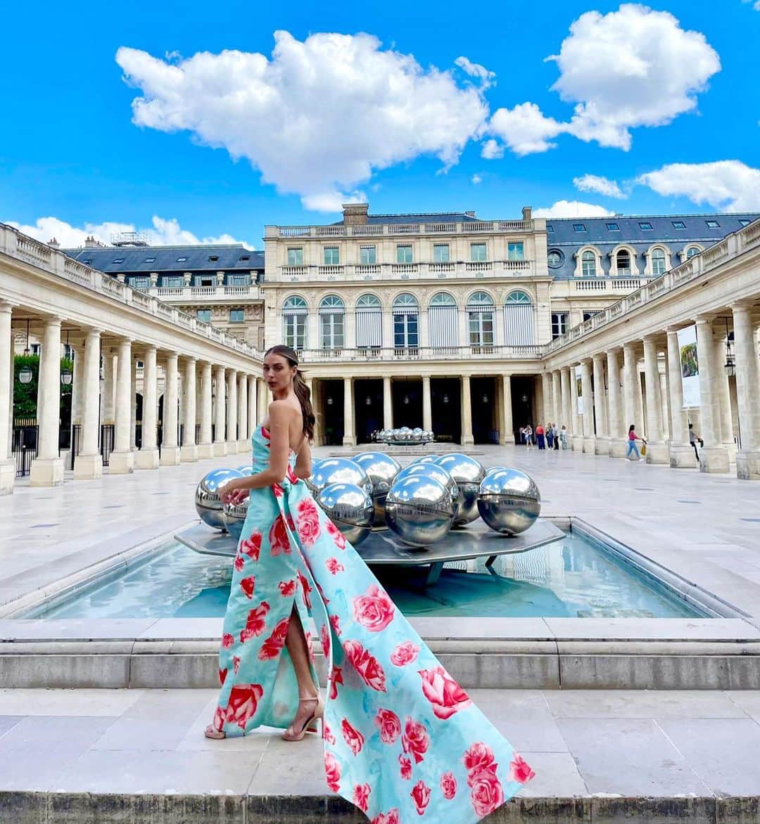 Monique Lhuillierのインスタグラム：「Postcards from Paris 🇫🇷 #moniquelhuillier」