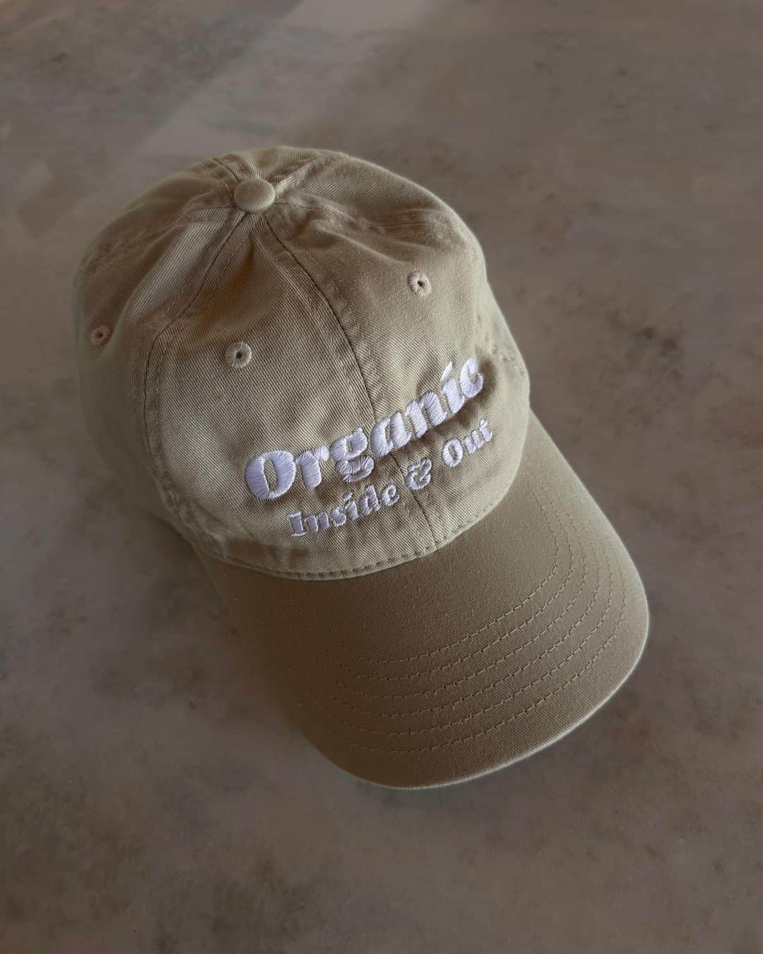 オレーシャ・ルーリンのインスタグラム：「New fav hat because @koraorganics products are incredible and work beautifully. Also the net proceeds of each hat purchase will be donated to The Organic Farming Research Foundation to support research and education on sustainable harvesting practices.   * I was born and raised on an organic farm and lived off the land with family until we moved to the United States. It’s foundations like @organicfarmingresearch that help shape our future by educating the importance of working with vs against Mother Earth. 🌱」