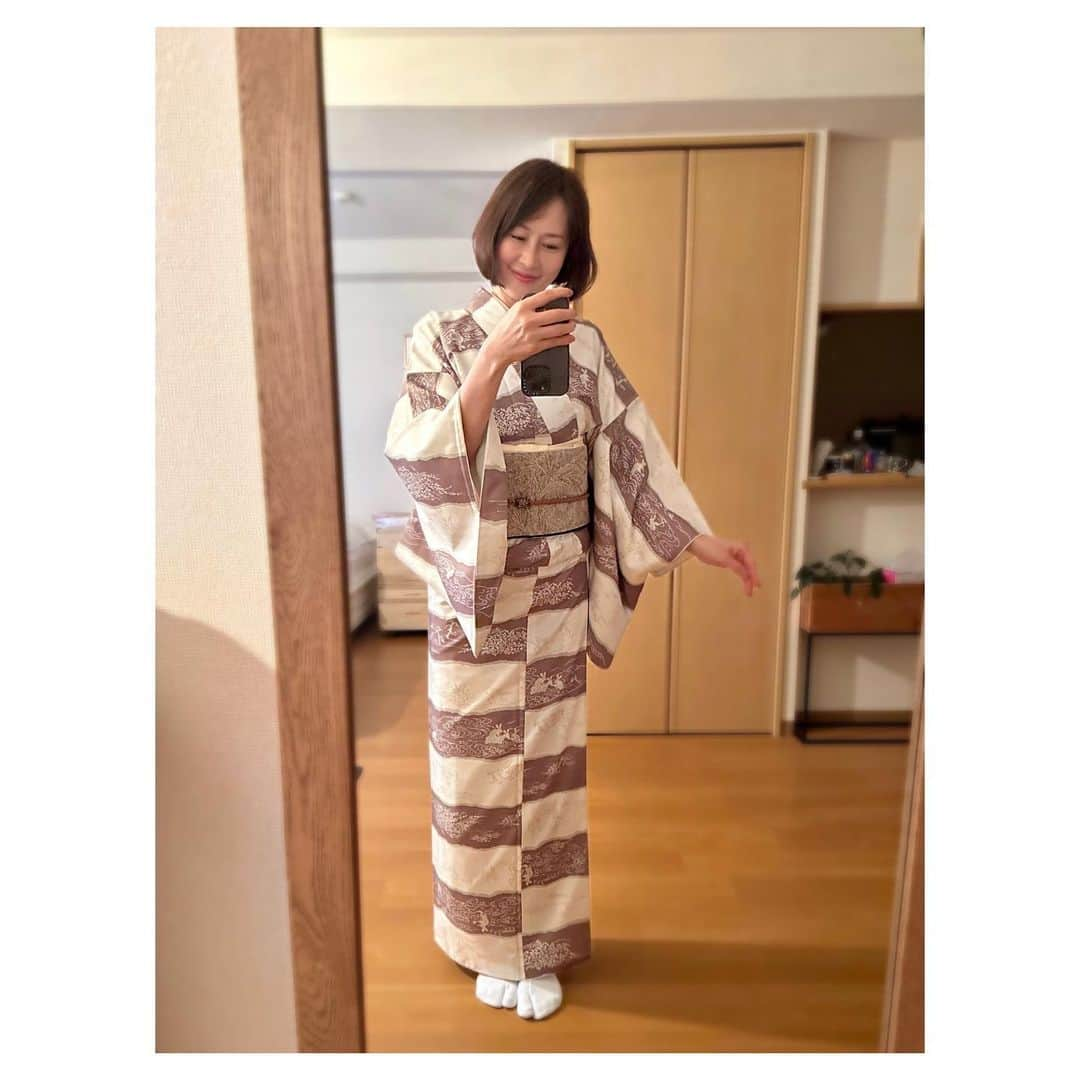 藤井美加子さんのインスタグラム写真 - (藤井美加子Instagram)「この人だれ？ 襟合わせ確認するのに自撮りした時 まだ自分のショートに慣れてなくて。  先日お着物おろしました。  大切にしていたお着物を 是非、美加子さんに着ていただきたいと 譲り受けた鳥獣戯画の大島紬。  楽しみにしていた日に おろすことが出来ました。  しつけ糸🪡を取り肩から掛ける その瞬間 身の清められる思い お着物の持つパワーって凄いです。  前日からの準備 コーディネート それもまた楽しみの一つです。  日本の伝統文化から学ぶことも多く 繋がるご縁にも感謝して 一期一会を感じた日でした🌱  生かされています。  私は…ここぞ！という時 おっちょこちょい🐣  思い出の記録です♩  #おめでとう #ありがとう #袖振り合うも多生の縁  #着物#着物大好き #着物コーディネート #大島紬 #鳥獣戯画 #着物ヘアーがまだわかりません」4月29日 7時14分 - mikako_miki