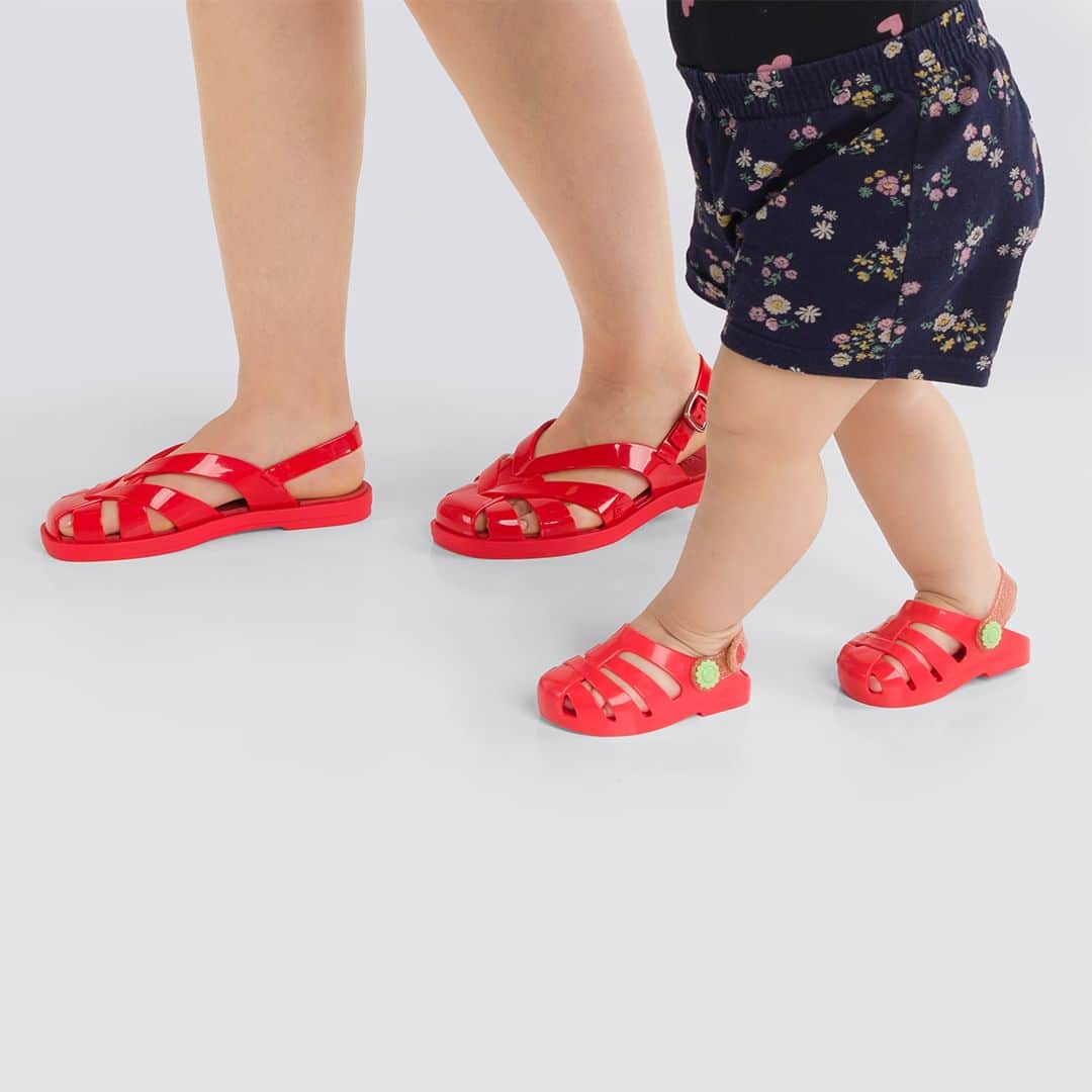 ザクシーのインスタグラム：「Para tudo 😍  Apaixonadas nessa dupla de Zaxy Pose + Babuche Zaxynina Doçura Baby. Quem mais já quer sair por aí assim com a pequena?  🛍️ Vem garantir o look combinando no link da bio!  #ZaxyPose - R$89,99  #ZaxyninaDoçuraBaby - R$35,99」