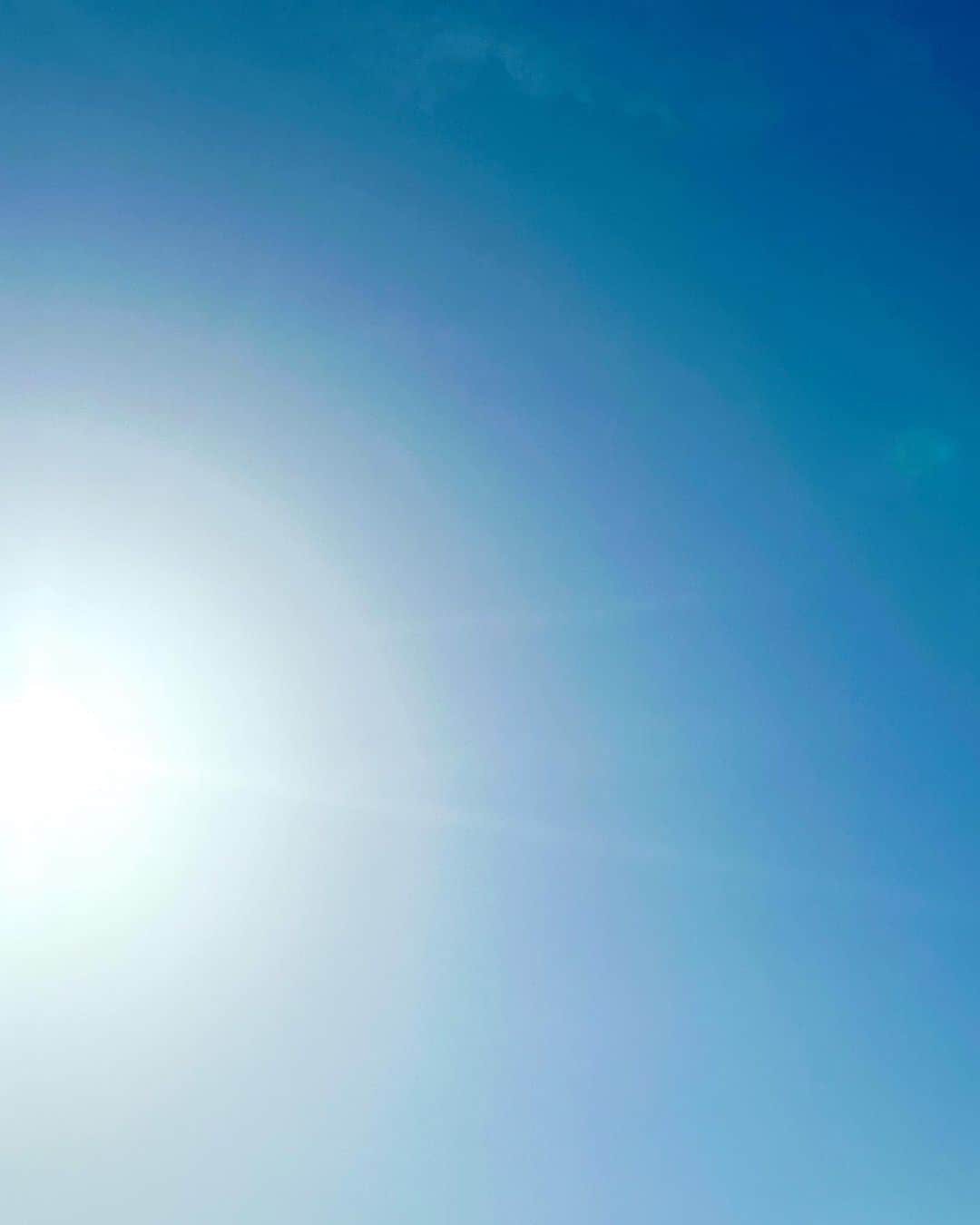 竹井亮介のインスタグラム：「2023年4月29日。 午前7時過ぎ、東の空。  さあ！ゴールデンウィーク！ #今朝の色」