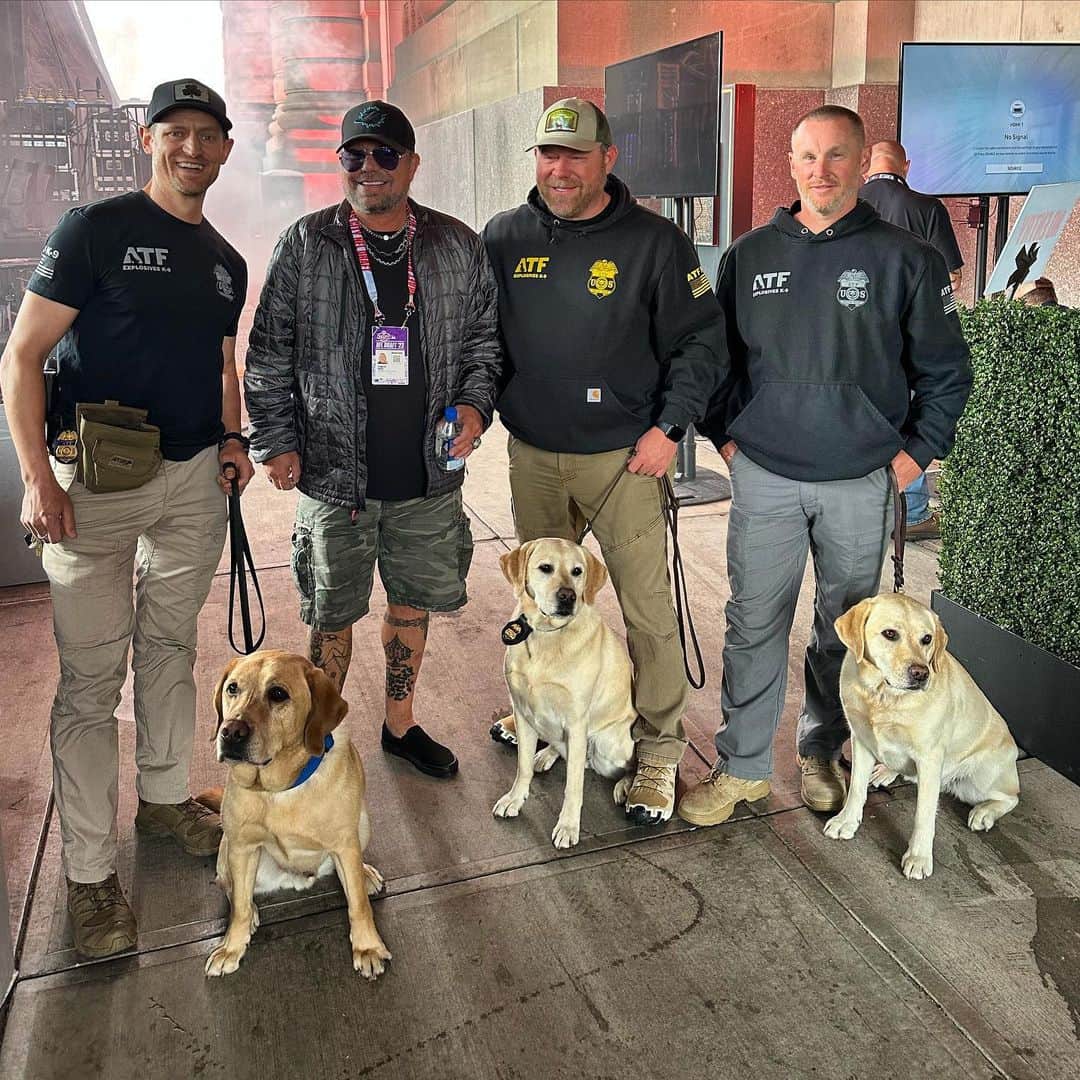 ヴィンス・ニールのインスタグラム：「Thank you ATF for keeping us safe at the NFL Draft! Looking forward to playing tonight.  #nfldraft #kansascity #atf #mötleycrüe」