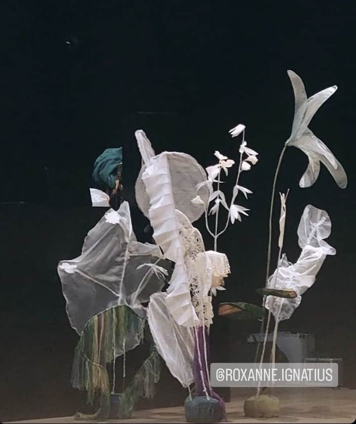 のインスタグラム：「A few of the magnificent gifts we received on the most recent tour! Original Miracle-Level themed stage sculptures by @roxanne.ignatius! Original jackets by @anyiki! Original pin by tourmates Scarlet! Next leg of tour begins this Thursday」
