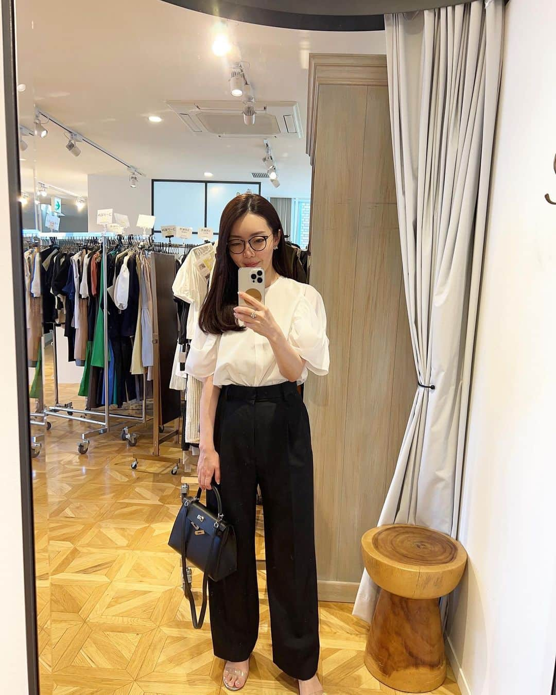 大野真理子のインスタグラム：「会社day tops @nostalgia_jp  pants #deuxiemeclasse  shoes #ganvitorossi」