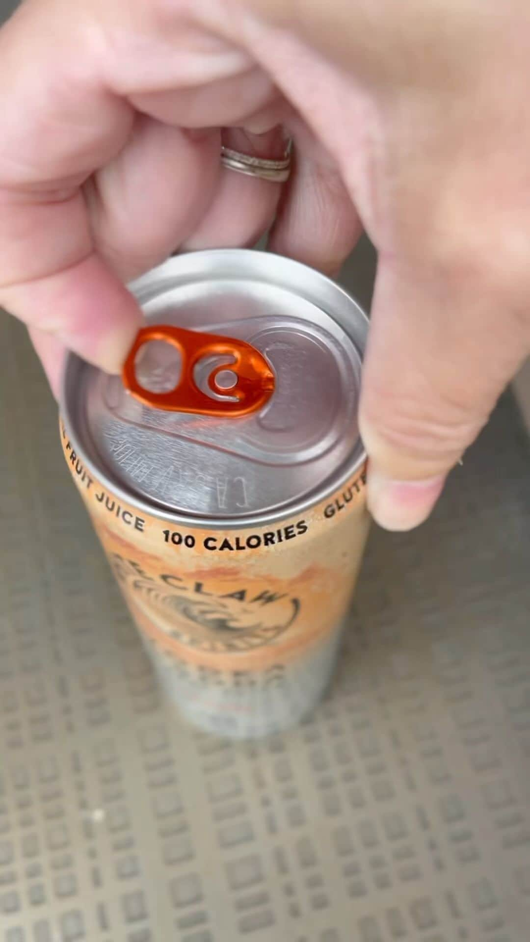 アンディ・ドーフマンのインスタグラム：「Inspired by White Claw’s new Vodka + Soda, made with the smooovest vodka! Blaine and I have been working hard to find balance in our life and decided there’s no better way to kick back after a smooove workout than enjoying the all-new @whiteclaw Vodka + Soda together 🙌🏻🥂 @whiteclaw #ad #21+ WCSC, CHI, IL」