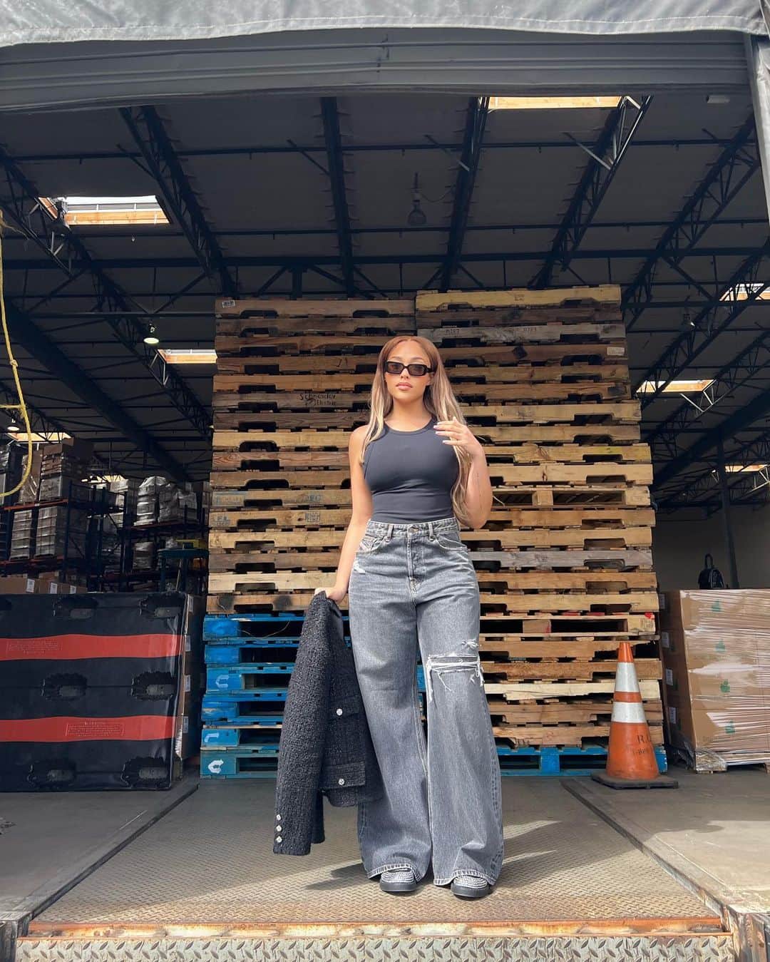 ジョーディン・ウッズのインスタグラム：「boss lady🌻 @woodsbyjordyn  getting ready for the new drop🤩」
