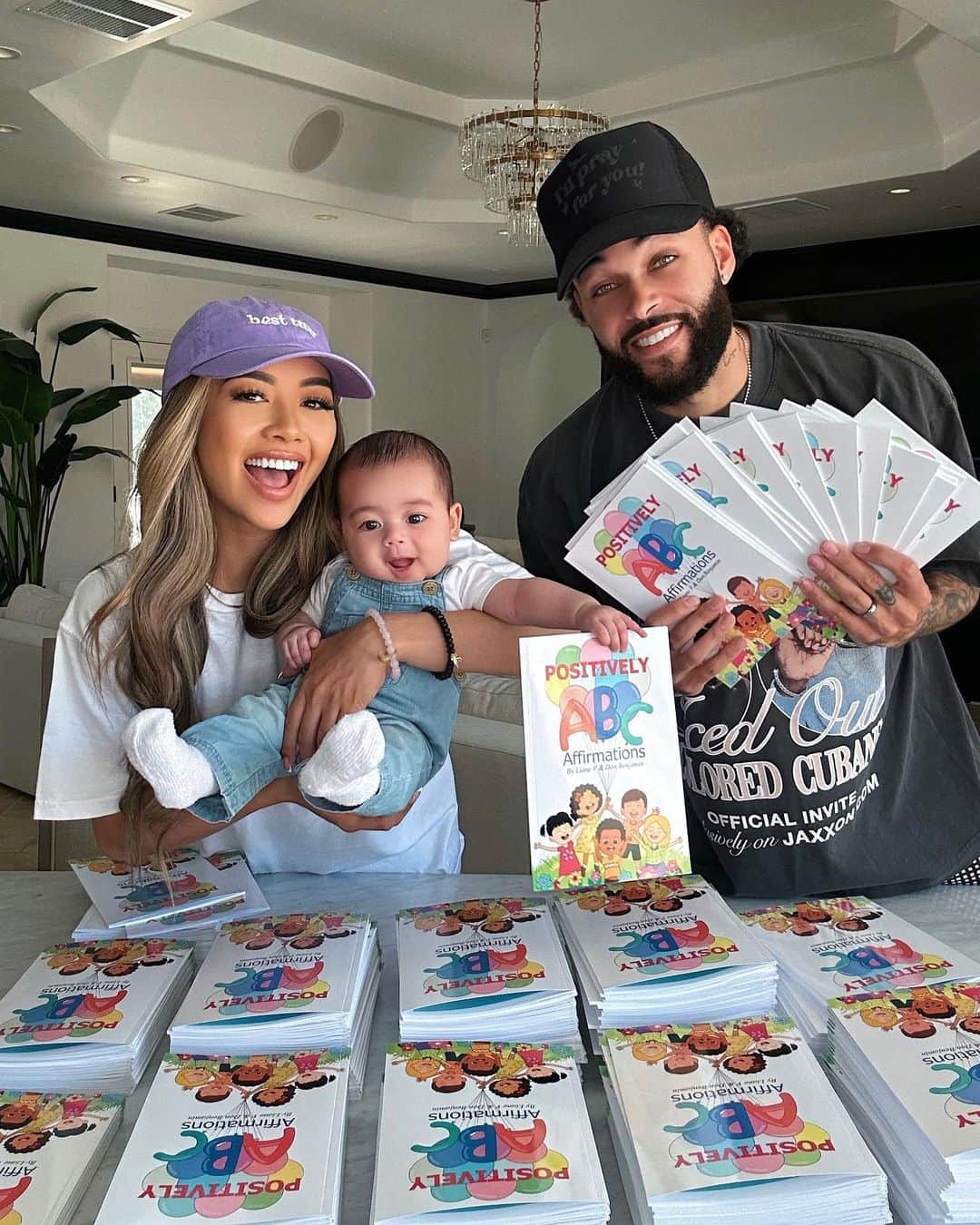 リアン Vのインスタグラム：「So excited to announce what @wearethebenjamins have been working on! 📚 We created our first children’s book “Positively ABC Affirmations” LAUNCHING TOMORROW! ✨ We wanted to teach @zaiasky and other kids positive affirmations while learning their ABC’s 😊  We are signing the first 250 copies that are purchased available at @shoplianev! Set your alarms for tomorrow at 11:11am PST! 🥰」
