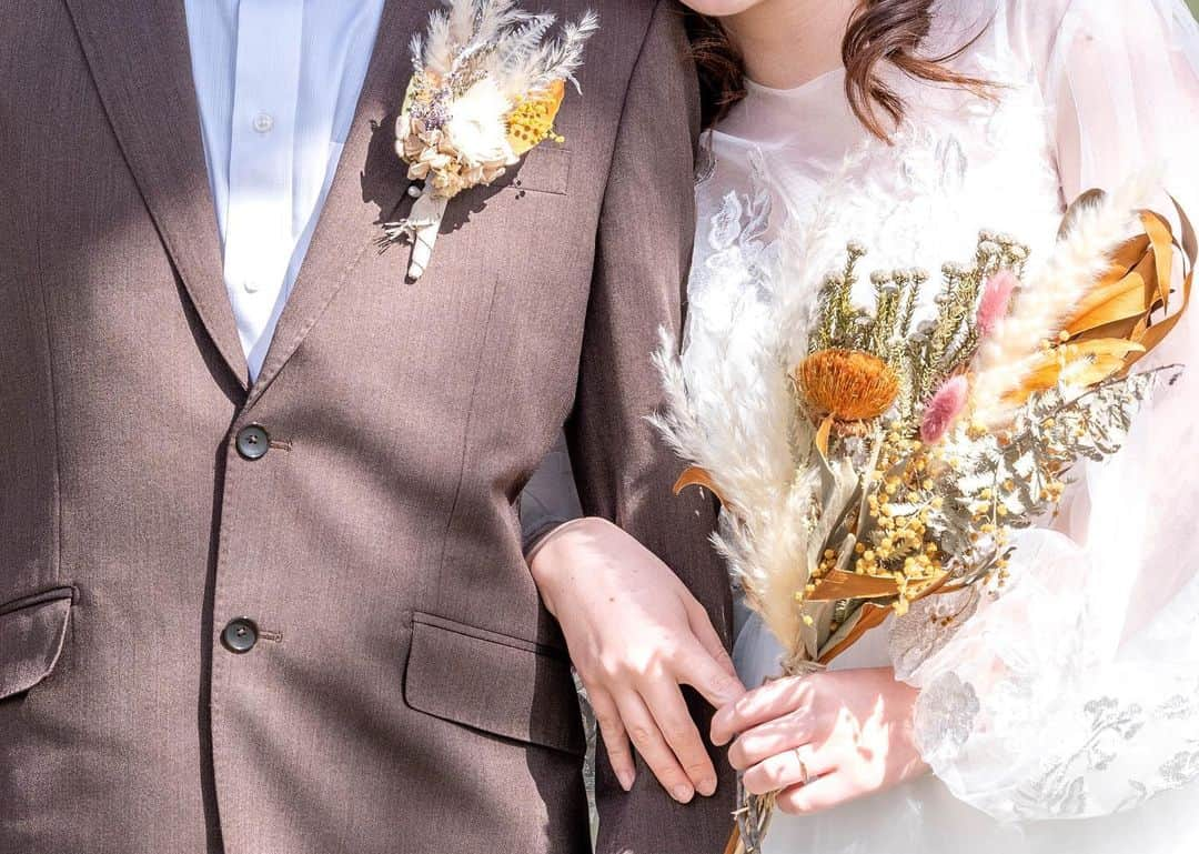 ブライダル グランシア須賀川《福島県須賀川市：結婚式場》のインスタグラム：「＼小物にもこだわって◎／  ブーケは、お2人のイメージを決める大切なアイテム🌿  おしゃれ花嫁は、はずしません◎  ☆。・。・。・。・。・。・。・。・。・☆  🌿須賀川の結婚式場 　【グランシア須賀川】  🌿住所　福島県須賀川市池上町７４ 🌿TEL　0248-75-1166 🌿FAX　0248-76-0484 🌿mail　info@grancia.jp 🌿公式HPでは最新情報を日々更新中♪ www.grancia.jp  🌿LINE公式アカウントも登場！ お得な情報を受け取るには、以下のリンクから友だち追加してください◎ https://lin.ee/1cChnUR  🌿フェアのご予約は、公式ホームページから、または公式LINE、お電話からも受付中♡  ☆。・。・。・。・。・。・。・。・。・☆   #須賀川の結婚式場 #須賀川結婚式 #グランシア須賀川 #グランシア #オリジナルウェディング #wedding #happy #プレ花嫁 #プレ花婿 #貸切 #結婚式 #ブライダル #オシャレ #人気式場 #幸せ結婚式 #ナチュラル #japan #sukagawa #フォトウェディング #緑 #スイーツ」