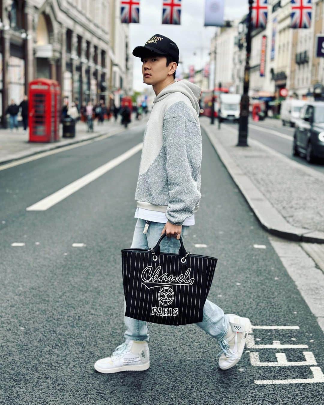林俊傑のインスタグラム：「Hello London! 倫敦，走一走！  📸 1,2,4 @angjunyang」