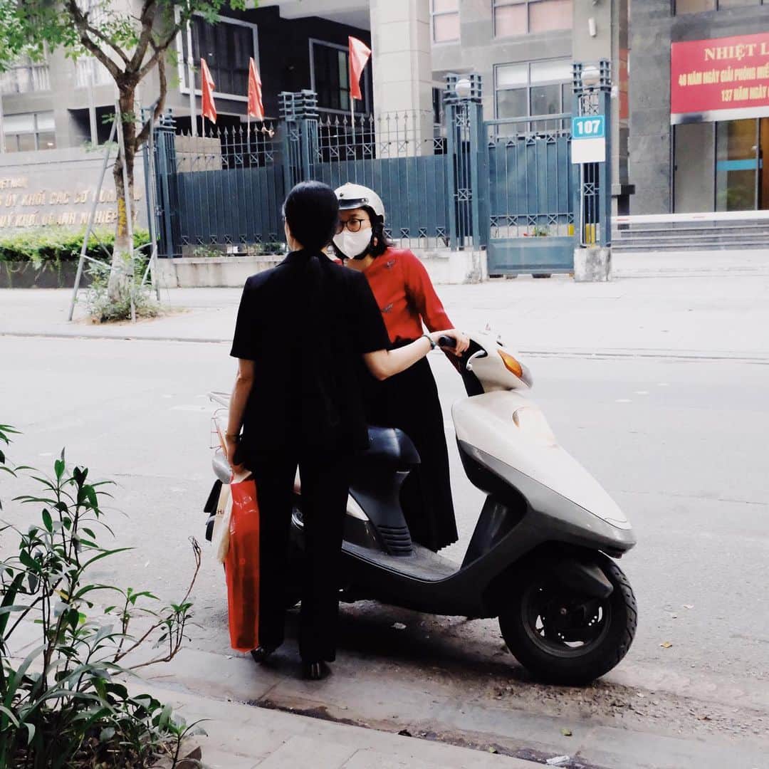 屬美於のインスタグラム：「2回目の🇻🇳ベトナムに来ています。  人間らしい世界を観てほっとしています。  世の中がこうあってくれたらいいなぁと思います。  #世界の窓からヨガ#mioyoga #旅ブログ」