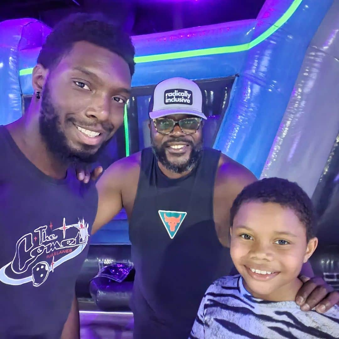 チャド・コールマンさんのインスタグラム写真 - (チャド・コールマンInstagram)「My son #KingCaleb and his cousin DeShane @d3_213 hanging at @tktplaytimeinflatapark #Family #HappyFriday er'body! Enjoy your weekend!!!」4月29日 7時50分 - chadlcoleman