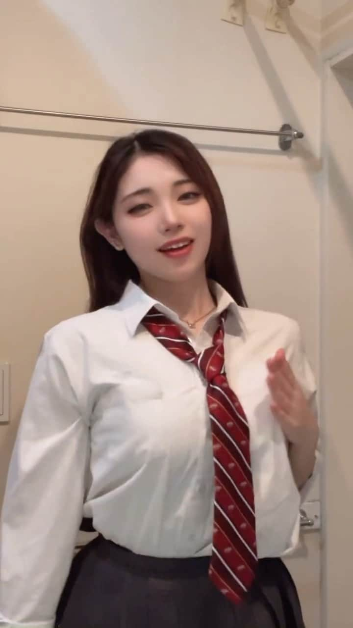 【TikTok】高校生エンタメ研究所のインスタグラム：「高校2年生✩ ⁡ お洒落でクールで カッコイイから 彼女の他のTikTokも ぜひ見て欲しい😎🎶 ⁡ 病みつきになります✌️ ⁡ 【本日のモデルさん】 @ex.gf_0  ⁡ TikTok ⇒ ex.gf0 ⁡ いつも見てくれて ありがとうございます✩ ⁡ 全国の皆さまが推してる 高校生をご紹介👼 ⁡ リール投稿はDM投票制で 選出させて頂いてます。 #TikTok総選挙 ⁡ 『今、日本一モテてる高校生』 をリアルに掲載しているメディア ⁡ 全国の芸能事務所 各メディア、雑誌の編集部 レコード会社も含めた プロデューサーの方々と 提携しています！ ⁡ 次世代スター発掘などにも 貢献できれば光栄です。 ⁡ ⁡ 〜運営からのお願い〜 ⁡ いいね！お気に入りボタン！ ポチッとして頂けると嬉しいです👍 ⁡ また、投稿の下にある 飛行機マークを押してシェアして いただけると喜びますっ‪⸜‪‪☺︎‬⸝‬‪‪ ⁡ 初めましての方は フォローよろしくです！😘 ⁡ #jk #jkブランド #sjk #jk2  #女子高生 #可愛い女の子 #tiktok #ダンス動画  #胸ヒット  #ティックトック #てぃっくとっく #ティックトッカー #美少女 #美少女図鑑 #ギャル #tiktokjapan」