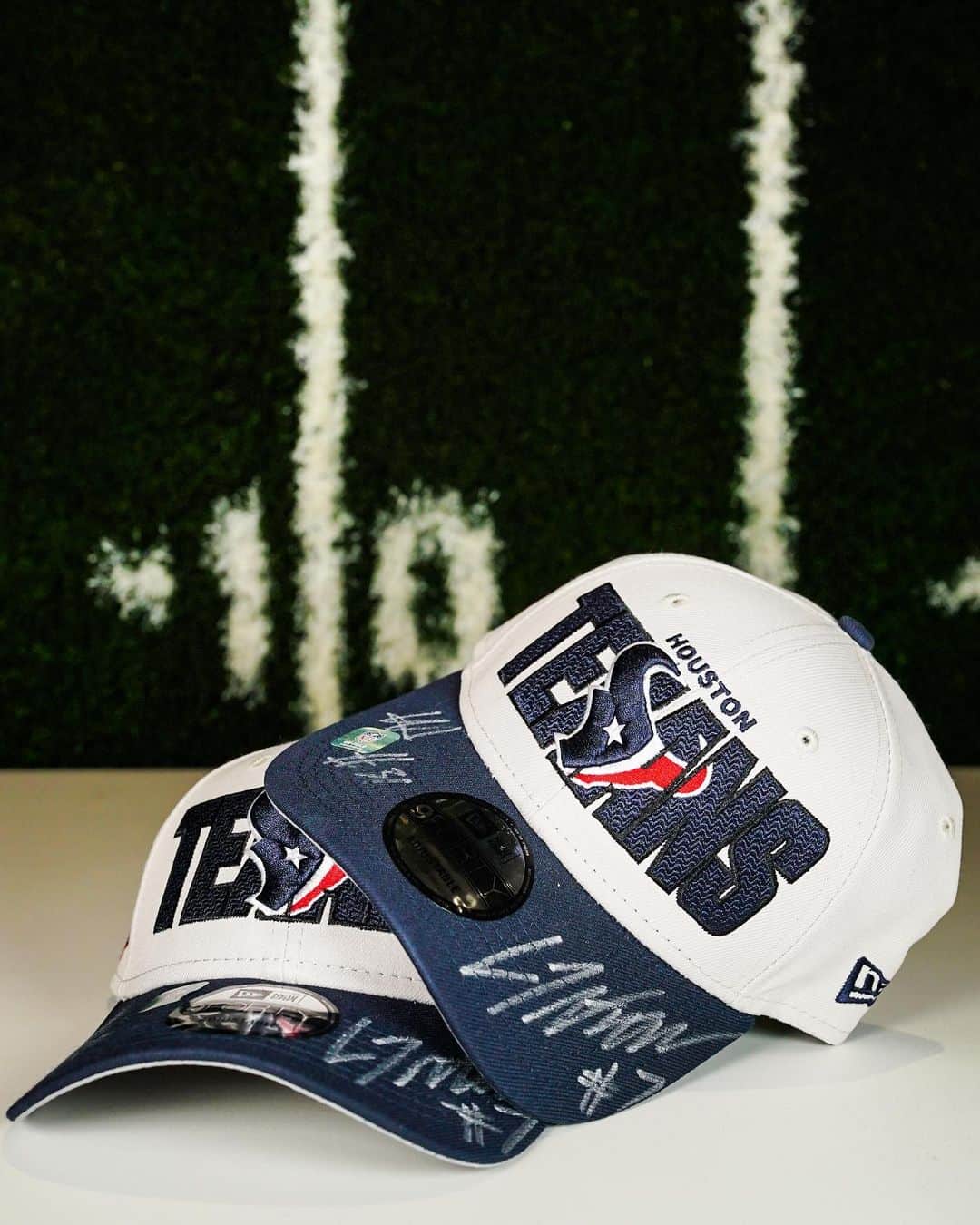ヒューストン・テキサンズのインスタグラム：「Round 2️⃣ starts now! Like and comment for a chance to win a signed NFL Draft hat by C.J. Stroud and Will Anderson Jr. ⤵️」
