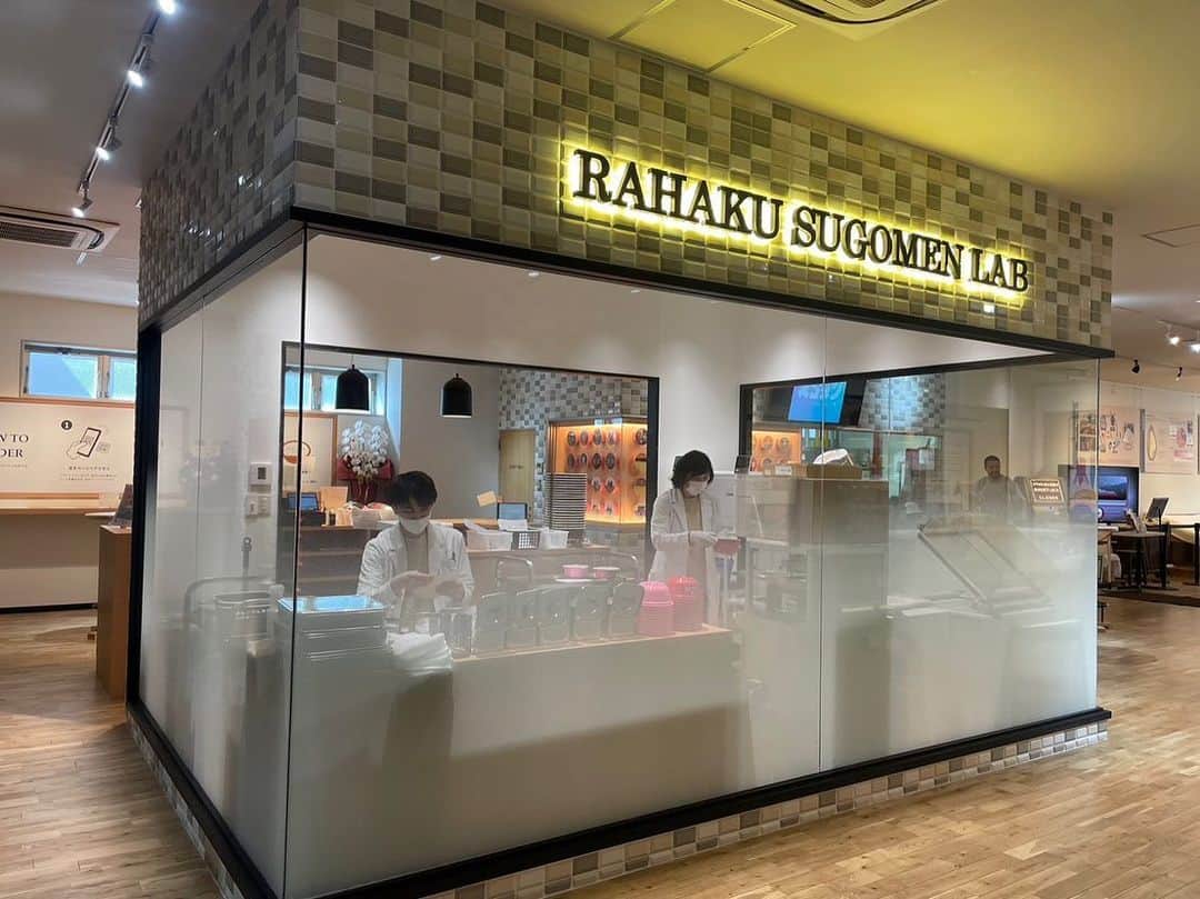 新横浜ラーメン博物館(ramen museum)のインスタグラム：「最近オープンした 「ラー博スゴメンラボ」です！  ラー博でしか作れないオリジナルカップラーメンを是非作って行ってください！👩‍🔬🍜  #スゴメンラボ #ラー博スゴメンラボ #ラー博 #ラーメン博物館 #ラーメン #ラーメン部 #昭和レトロ #ramen #ramenlover #ramenmuseum #rahakusugomenlabo #ramen🍜」
