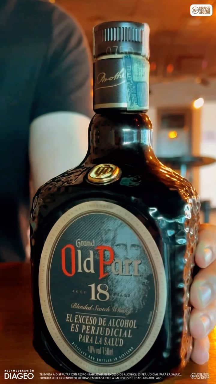 Old Parr Oficialのインスタグラム：「Deja de soñar con la perfección y saboréala con Old Parr.🌆​  ​ Lleva tu botella en el link de bio.」