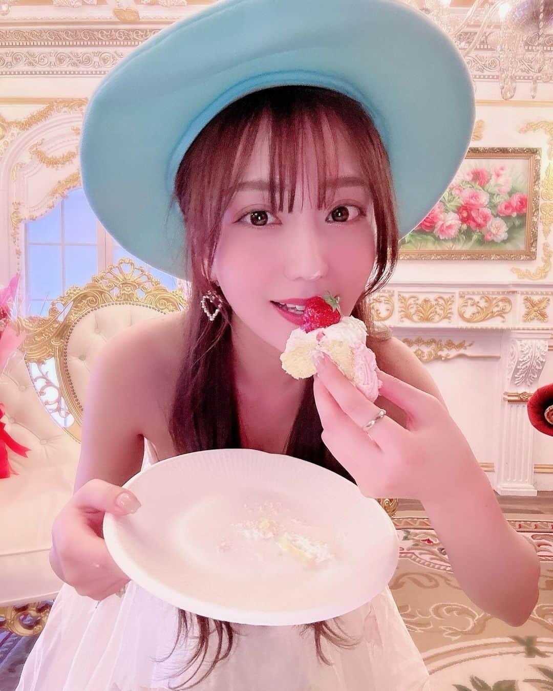 堀尾実咲のインスタグラム：「30歳になりました👼  20代、振り返るとほんとにいろんなことがありました✨  大学進学で上京して、東京という街に少し馴染めてきたかな...と思い始めた頃 このお仕事に出会って、  わたしの人生に欠かすことのできないたくさんの人たちとの出会いがあって、別れもあって  あたたかくて愛おしくて少し甘酸っぱい10年間でした🤭  いいこともそうじゃないことも振り返れば何もかもキラキラ輝く素敵な思い出だね👼  30代の幕開け..これからが楽しみで仕方ないっ😍  年上のみなさま、 30代の楽しみ方みさめろにたっっくさん教えて🤫伝授しておくれーっ💖  年下のみなさま、 みさめろみたいな30代いいなって思ってもらえるような毎日を送りたいと思ってます🍀☺️  同い年のみなさま、 新たなライフステージが始まる人生の節目のひとつ🍀 いっしょに楽しもおおおおっ😆✈️  ファンのみんなとも長いお付き合いになってきたね🤫笑  最近、デビューしたてのころを知ってくれてる方たちに言われる めろ、成長したねーっ！ って言葉、実はけっこー嬉しい🫣沁みてる笑  どんな時もみんなが味方でいてくれたから走り続けてこられたのよ🥹  いままでもこれからもみんなのことずっとだいすき💖  みんなもずーーーっとみさめろにめろめろでしょ？💋🤭」