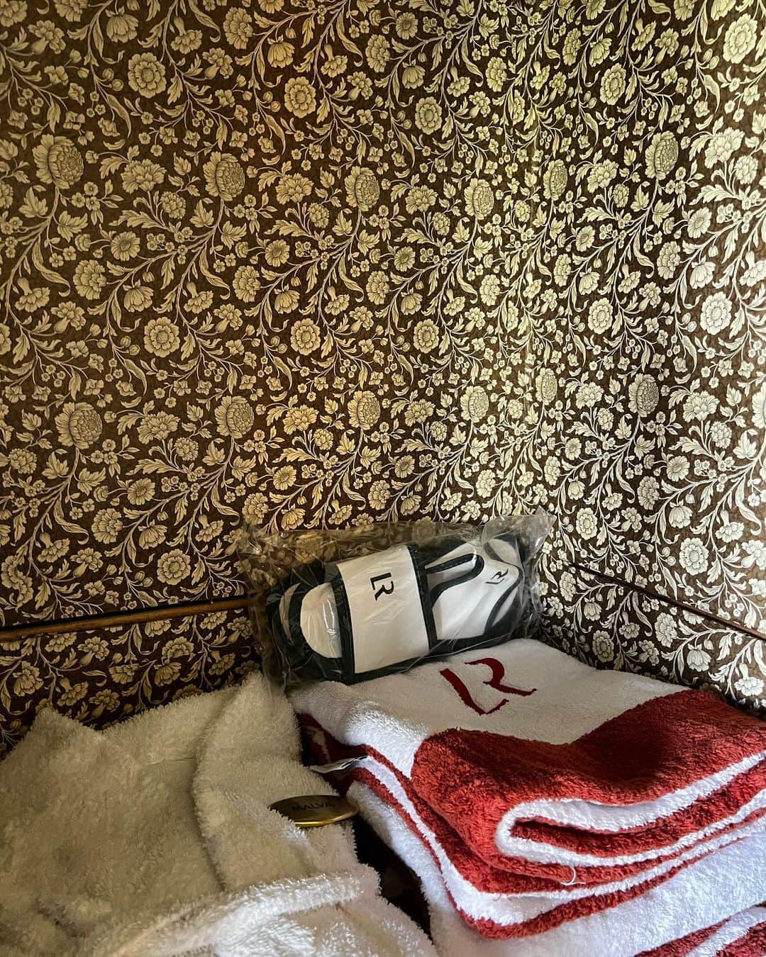 村上瑠美奈さんのインスタグラム写真 - (村上瑠美奈Instagram)「イタリアの一泊目は ミラノから車で1時間ほどの 牧草地、森に囲まれたピエモンテ州のワイナリーホテルへ。  高台にあり周りは葡萄畑が広がっていてとにかく美しい場所です。  ホテルは可愛いがありすぎて💕 お部屋もスパもどこもかしこも素敵で😳 こんな家に住みたい。。✨  ホテルの方もとても気さくで親切で素敵なホテルでした🤍  ウェルカムドリンクでワインを頂き とても美味しくてお土産に持って帰りました🍷  #italy #milano#piemonte #piemontehotel #italytrip #italylovers #italyhotels #milanotrip#イタリア旅行 #イタリアホテル#ピエモンテ州 #ピエモンテワイン」4月29日 8時07分 - ruminamurakami