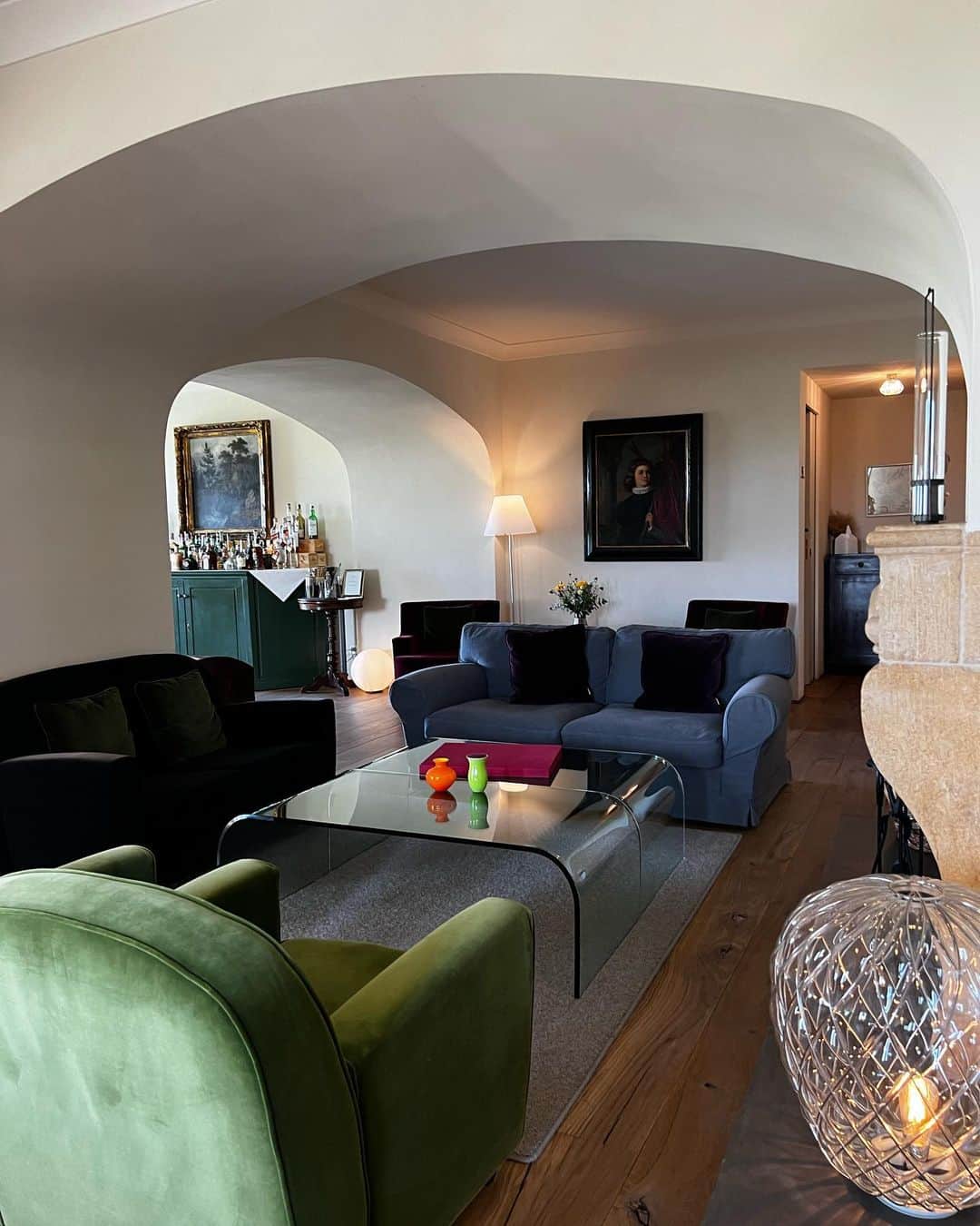 村上瑠美奈さんのインスタグラム写真 - (村上瑠美奈Instagram)「イタリアの一泊目は ミラノから車で1時間ほどの 牧草地、森に囲まれたピエモンテ州のワイナリーホテルへ。  高台にあり周りは葡萄畑が広がっていてとにかく美しい場所です。  ホテルは可愛いがありすぎて💕 お部屋もスパもどこもかしこも素敵で😳 こんな家に住みたい。。✨  ホテルの方もとても気さくで親切で素敵なホテルでした🤍  ウェルカムドリンクでワインを頂き とても美味しくてお土産に持って帰りました🍷  #italy #milano#piemonte #piemontehotel #italytrip #italylovers #italyhotels #milanotrip#イタリア旅行 #イタリアホテル#ピエモンテ州 #ピエモンテワイン」4月29日 8時07分 - ruminamurakami