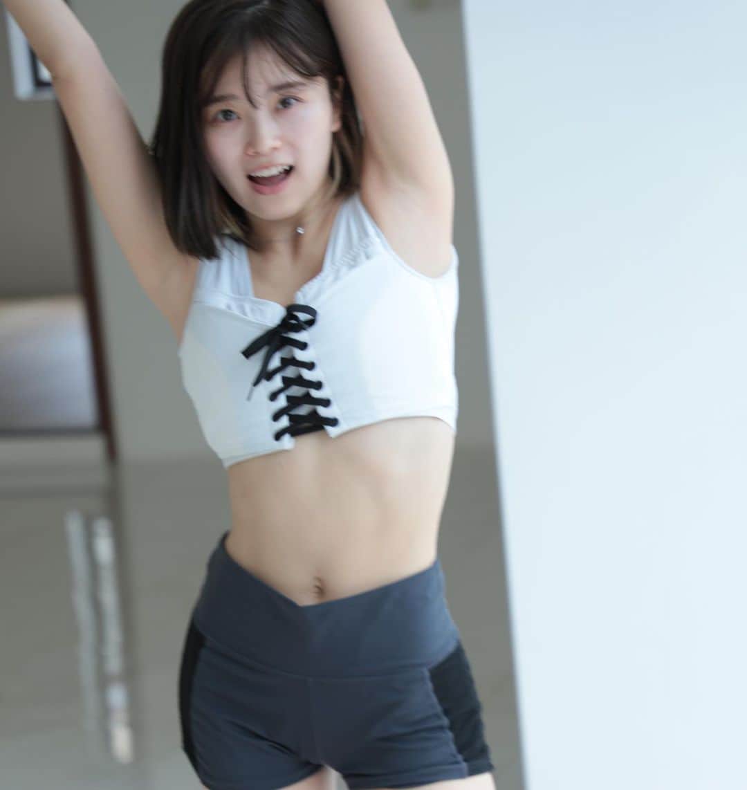 KatoHinata のインスタグラム：「医療脱毛をしてよかったこと  お手入れが100倍楽！ 剃刀で肌が傷つかない！ 生理の日がとても楽！ 肌の乾燥に更に気を使うようになった！ (なんと本当に乾燥したくない人は体にもローションとクリームの2回塗りをするみたい!) ノースリーブに抵抗なくなった！ 自宅脱毛みたいにあて残しがない！ 黒ずみケアにさらに力が入った🔥 顔の脱毛して毛が生えてこなくなってきたから毛穴が目立ちにくくなった！！  悪かったこと！  VIOの照射痛すぎる！！！笑  膝の裏と肘の裏の照射痛すぎる！！笑 (ちなみに冬場のVIOや肘などの照射は乾燥もあってめちゃ悶絶するくらい痛かった笑) 予約の日に女の子デーになったら再予約！！(VIOしてる人) 2〜3ヶ月に1回だけどやはり行くのが億劫な時はある🥹 細い毛の脱毛がなかなか効果出るのが遅い(顔など)  でもぜんっぜんやってよかった！！！！！ お手入れないの最高🥹🥹🥹 今から医療脱毛やる人の参考に少しでもなりますように！  剃刀、電動剃刀、除毛クリーム、家庭内光脱毛、脱毛サロン、医療脱毛全部試したからまた動画でまとめるね❕  spobra : @n7.official_  pants : @qoo10.official」