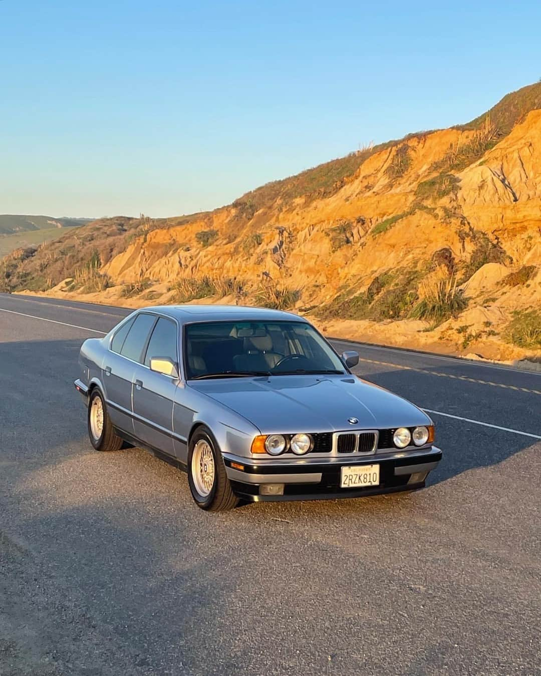 BMWさんのインスタグラム写真 - (BMWInstagram)「California golden hour hits different 🏜️ 📸: @arild.eik @bengtbmwclassic #BMWRepost   The 1990 BMW 5 Series. #THE5 #BMWClassic」4月29日 8時08分 - bmw