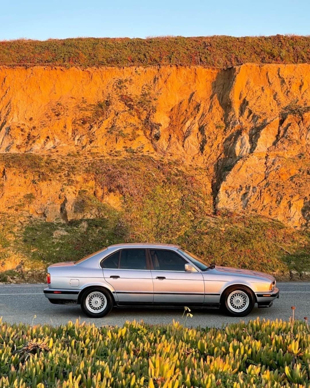 BMWのインスタグラム：「California golden hour hits different 🏜️ 📸: @arild.eik @bengtbmwclassic #BMWRepost   The 1990 BMW 5 Series. #THE5 #BMWClassic」