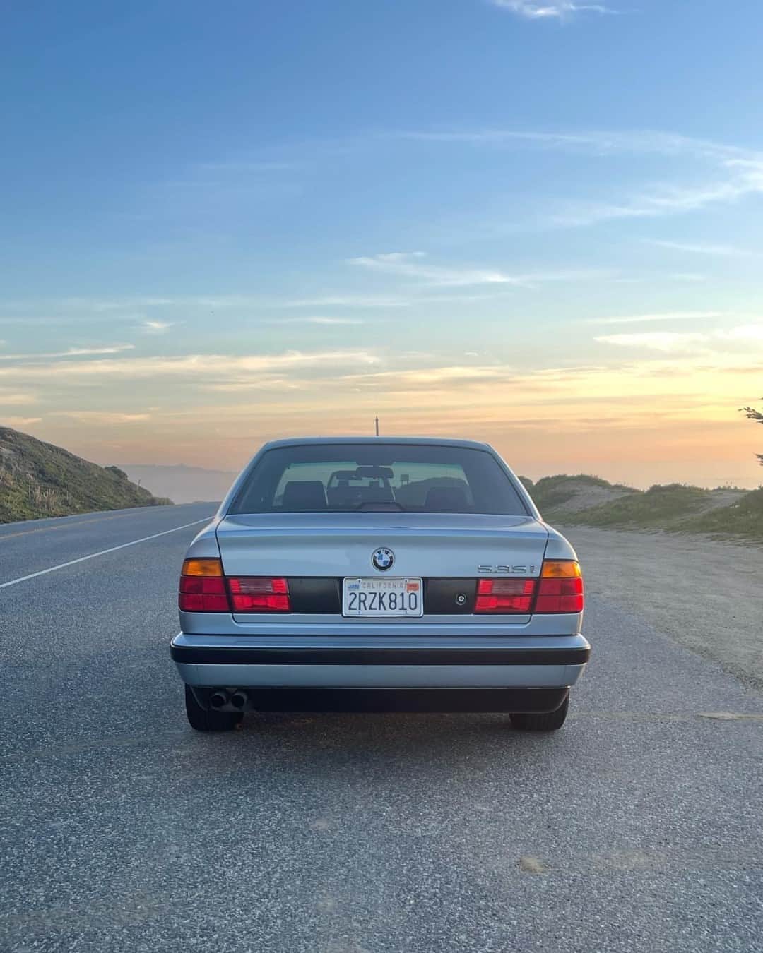 BMWさんのインスタグラム写真 - (BMWInstagram)「California golden hour hits different 🏜️ 📸: @arild.eik @bengtbmwclassic #BMWRepost   The 1990 BMW 5 Series. #THE5 #BMWClassic」4月29日 8時08分 - bmw